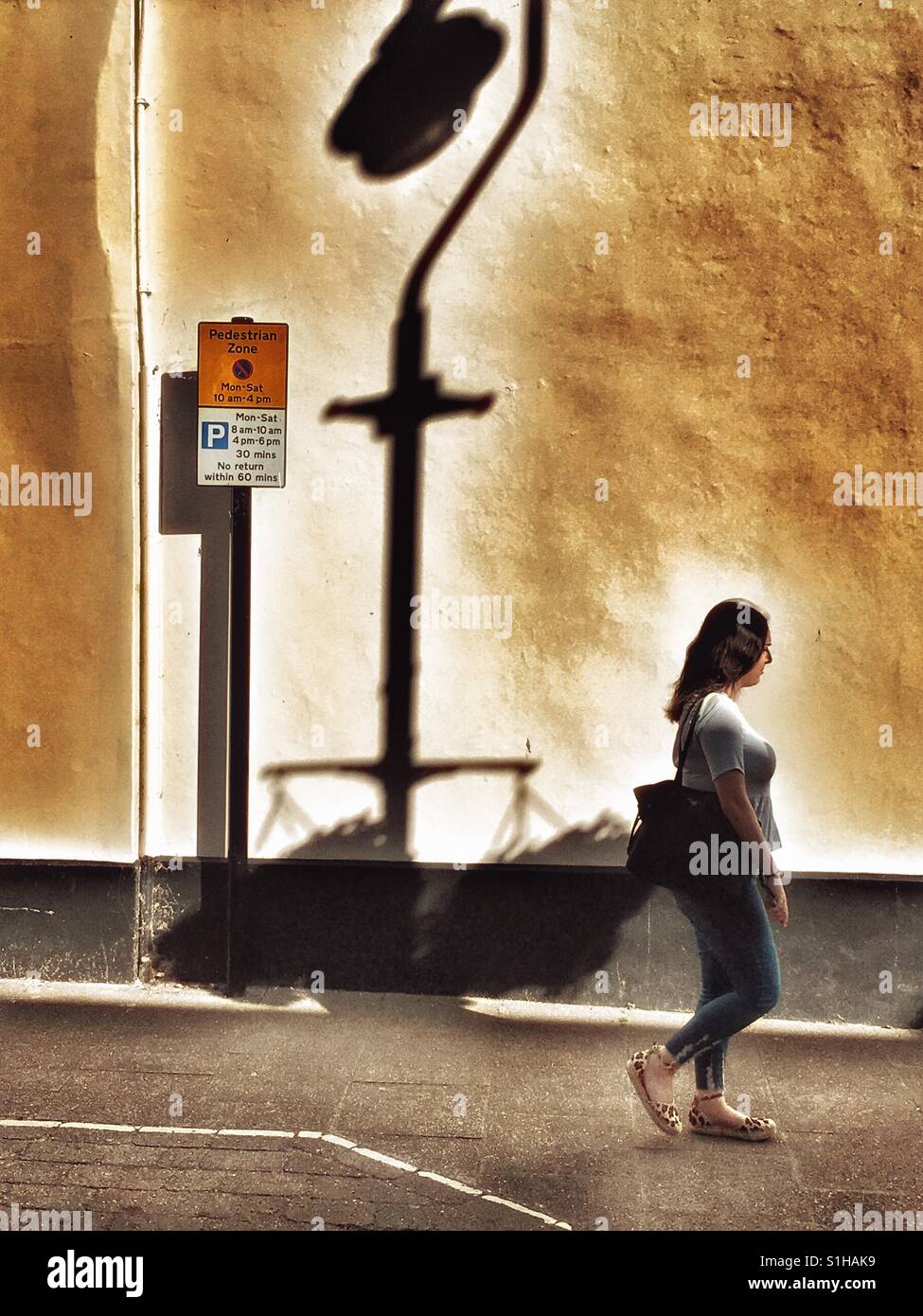 Frau auf Straße - Smartphone-aufgenommenes Stockfoto