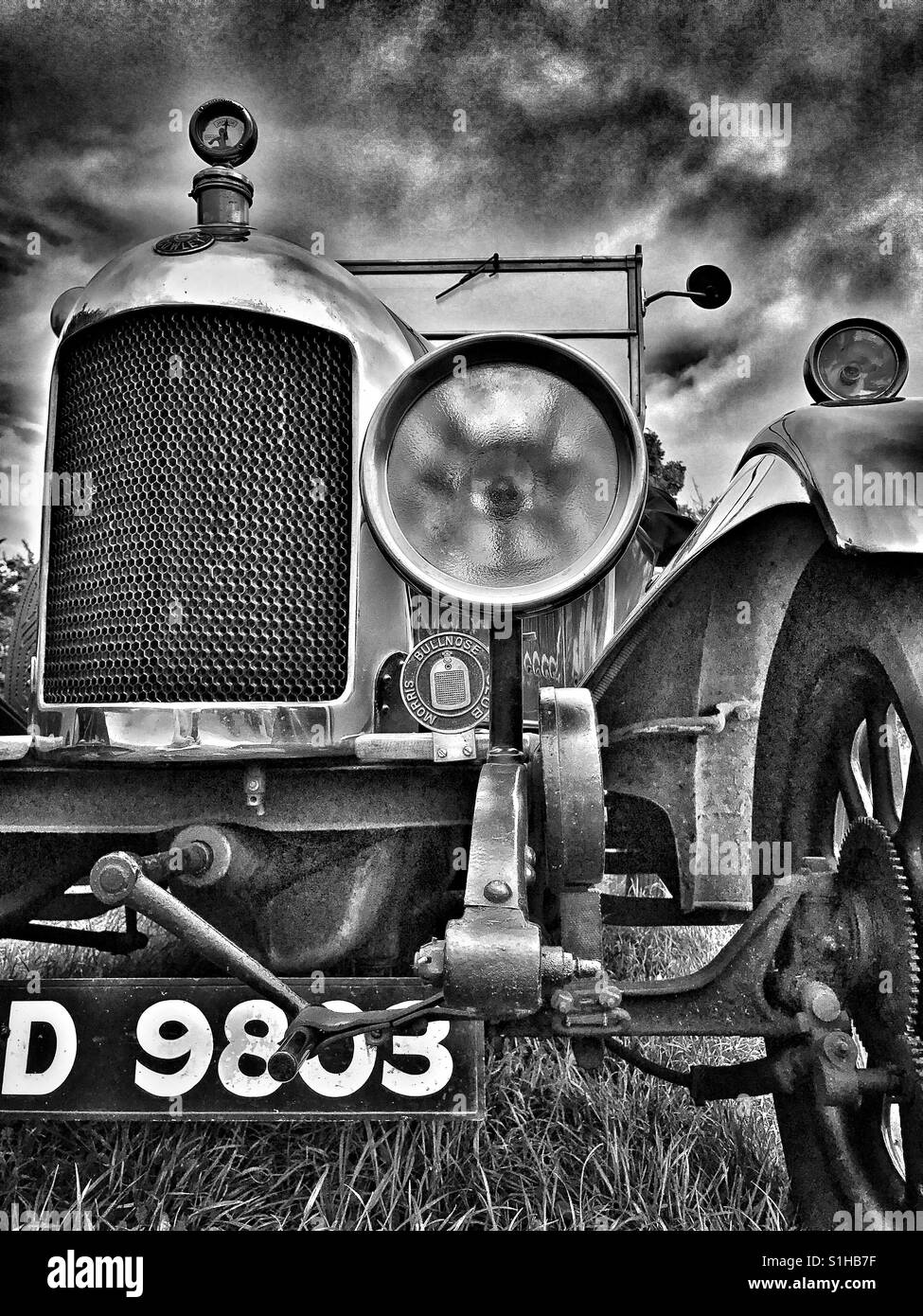 Ein kontrastreiches Schwarzweißbild der Vorderseite ein Oldtimer Morris Cowley. Diese Fahrzeug hatte ihre Blütezeit in den 1930er Jahren & vierziger Jahre. Foto Credit © COLIN HOSKINS. Stockfoto