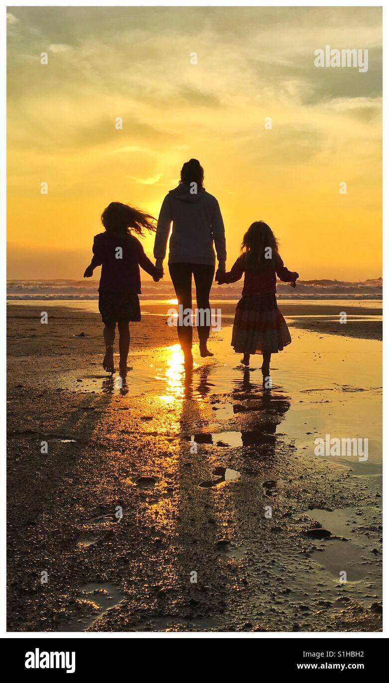 Familie Fuß am Strand von Poldhu in Cornwall UK. Stockfoto