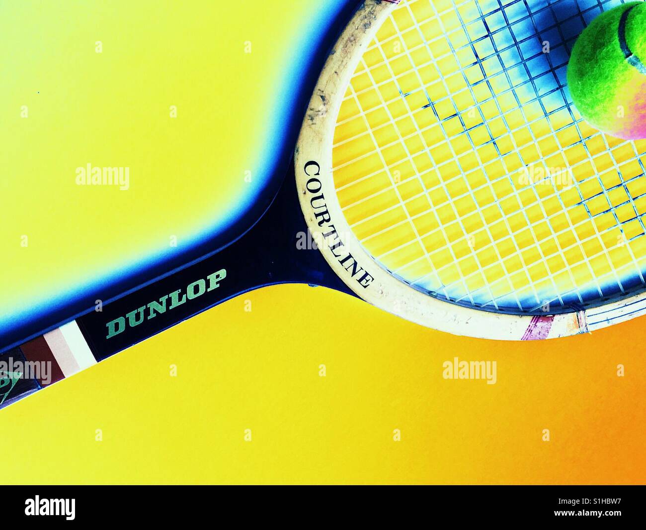 Retro-hölzernen Tennisschläger Dunlop - Smartphone-aufgenommenes Stockfoto