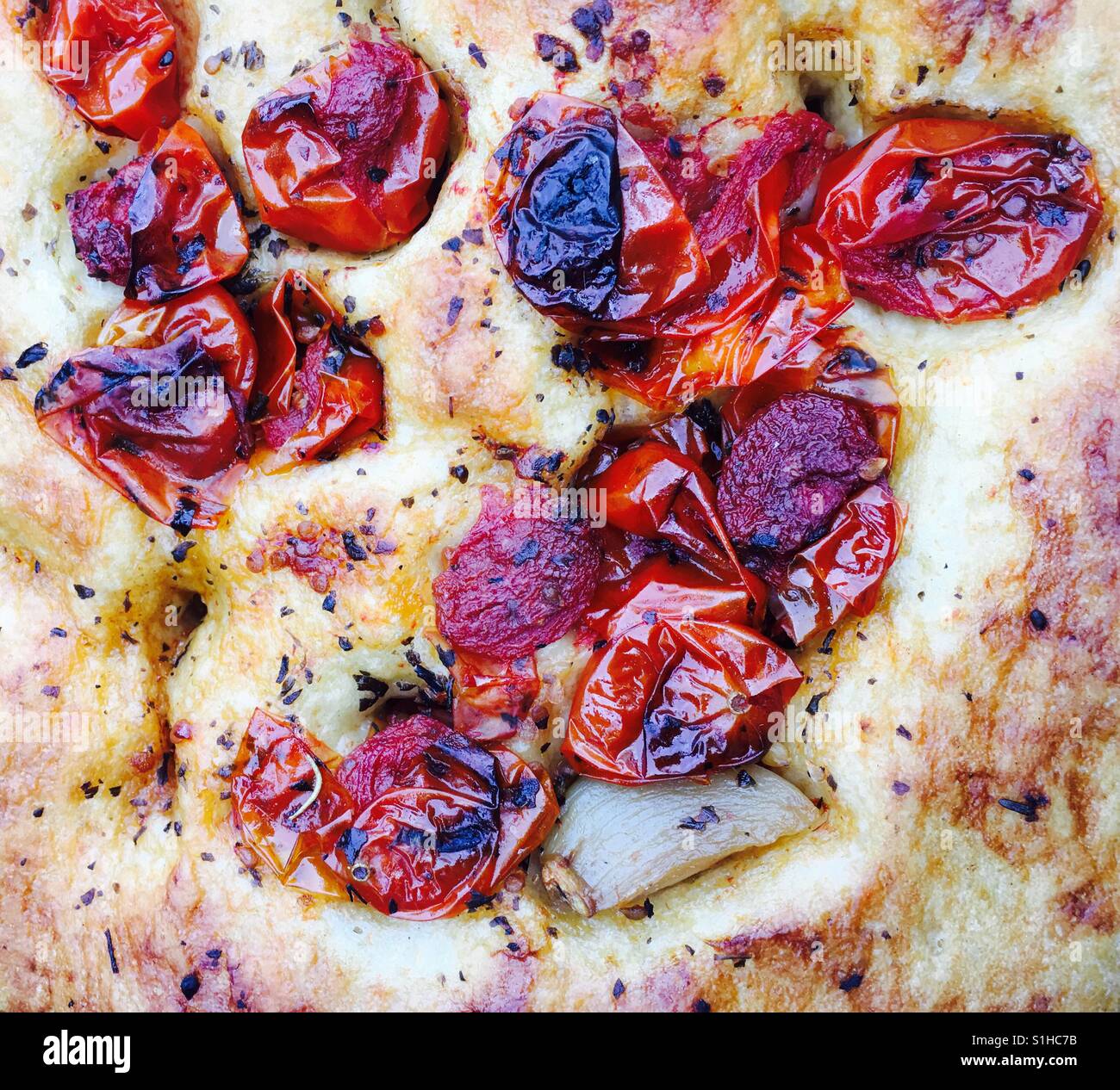 Italienische Focaccia mit Kirschtomaten - Smartphone-aufgenommenes Stockfoto