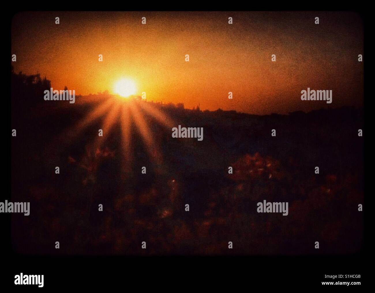 Sunrise wie ein Auge mit Wimpern über Jerusalem, Israel Stockfoto