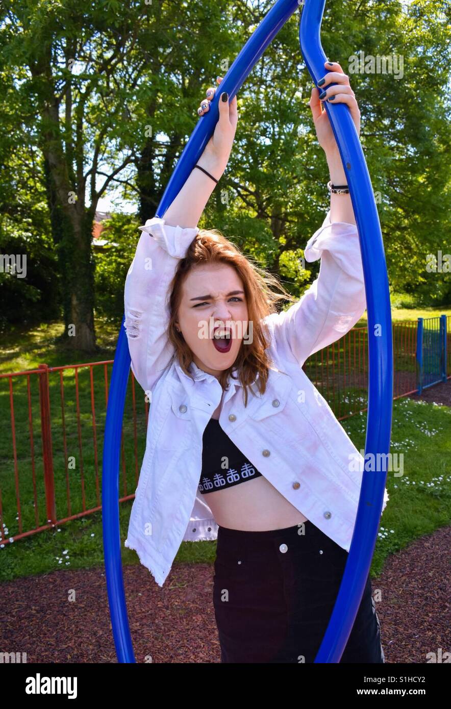 Modell im Park. Foto erstellt, um zu meinem Mode-Fotografie-Portfolio hinzufügen. Fotografie aus einer ein Niveau Student aufstrebende Mode-Fotografie an der Universität zu studieren. Stockfoto