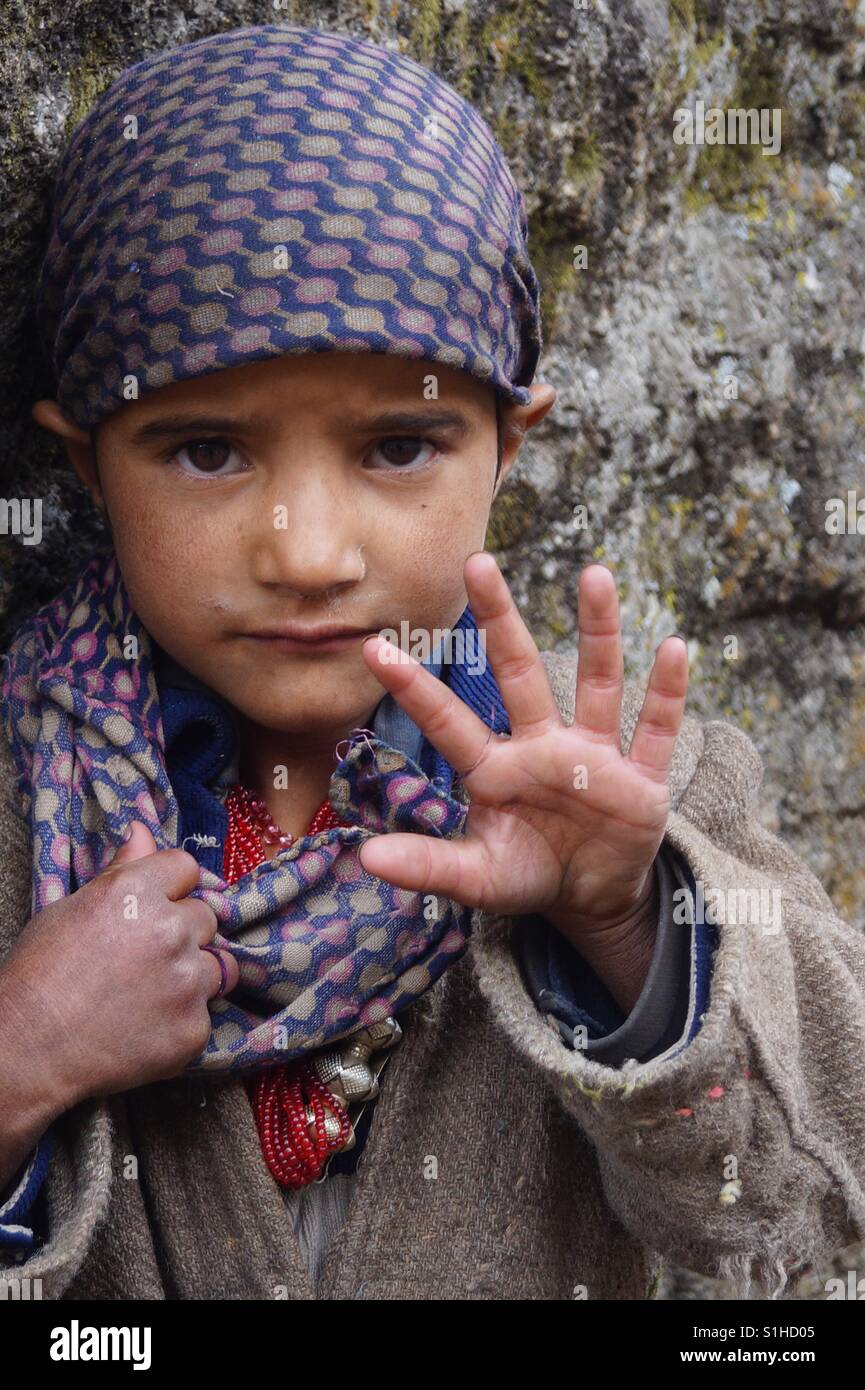 Dieses Bild wurde in einem der am meisten entlegensten Dorf im Himalyan Bundesstaat Uttrakhand, Indien übernommen. Mädchen ist nicht glücklich, als ihr Bruder lehnte es ab, mit ihr zu spielen. Stockfoto