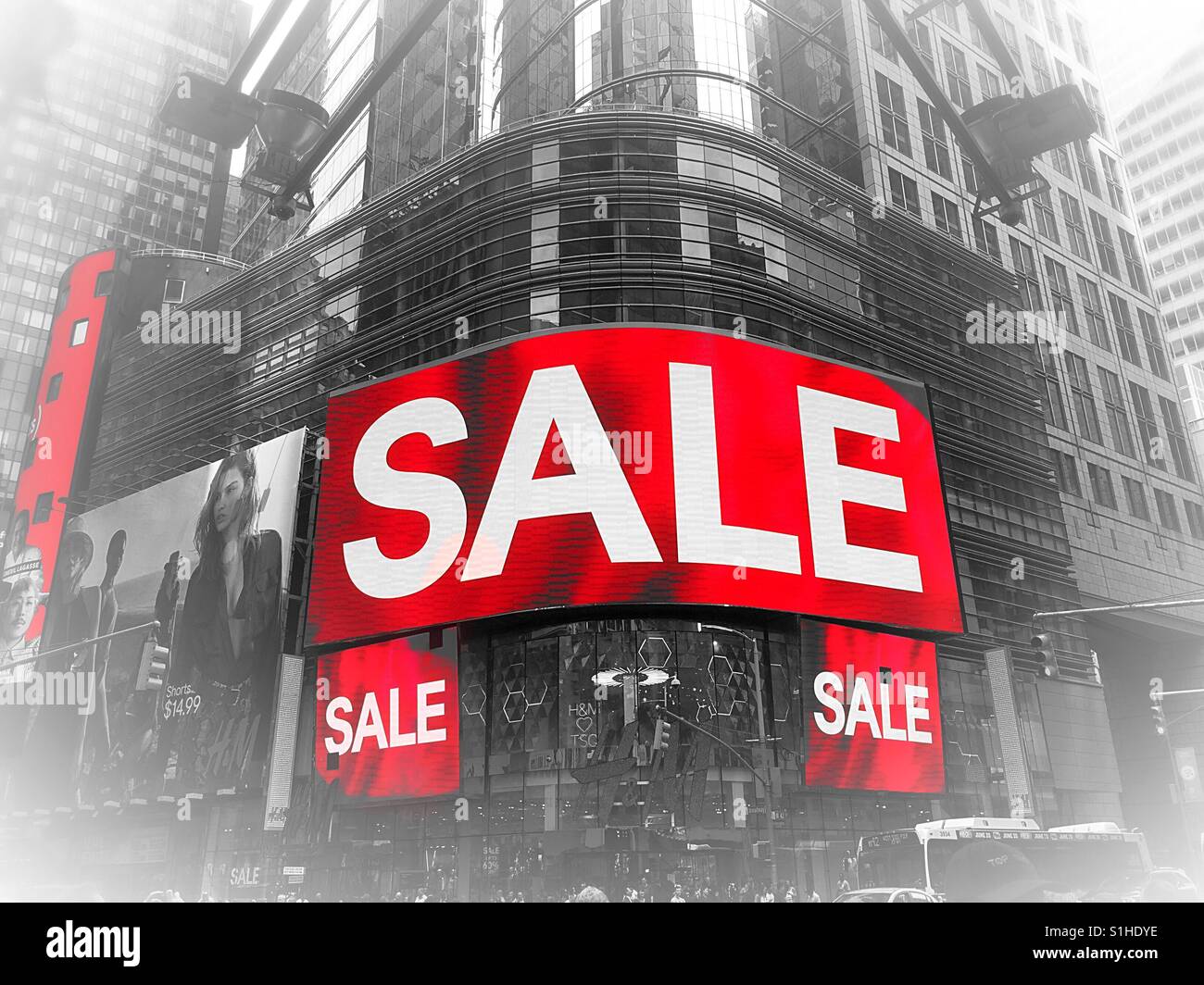 Riesige LED Bildschirm 'Verkauf' in H & M Kaufhaus am Times Square, New York, USA - Smartphone-aufgenommenes Stockfoto