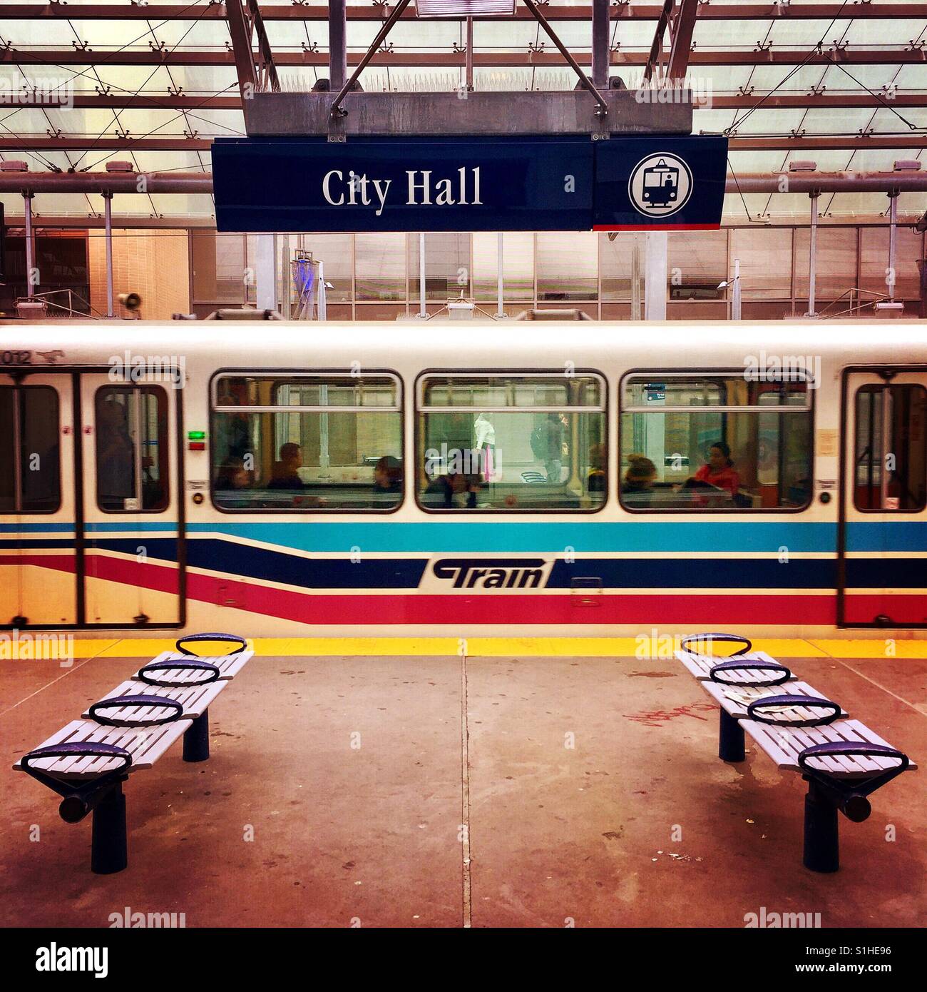 Ein Calgary Transitzug fährt der City Hall Station im Laufe des Vormittags pendeln Stockfoto