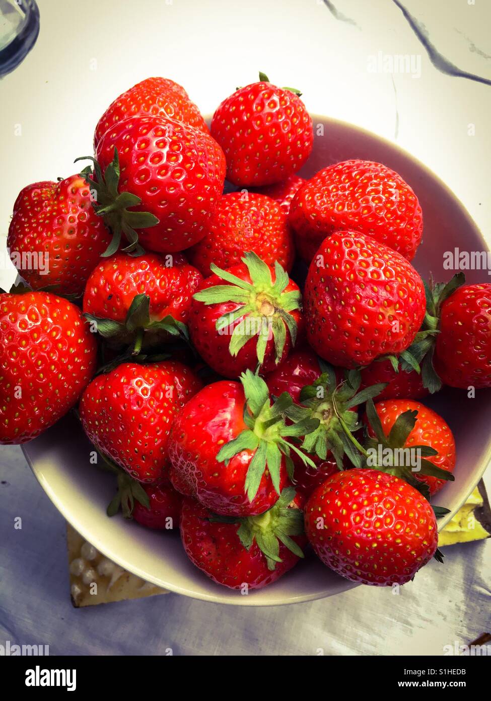 Eine Schüssel voll mit frischen Erdbeeren Stockfoto