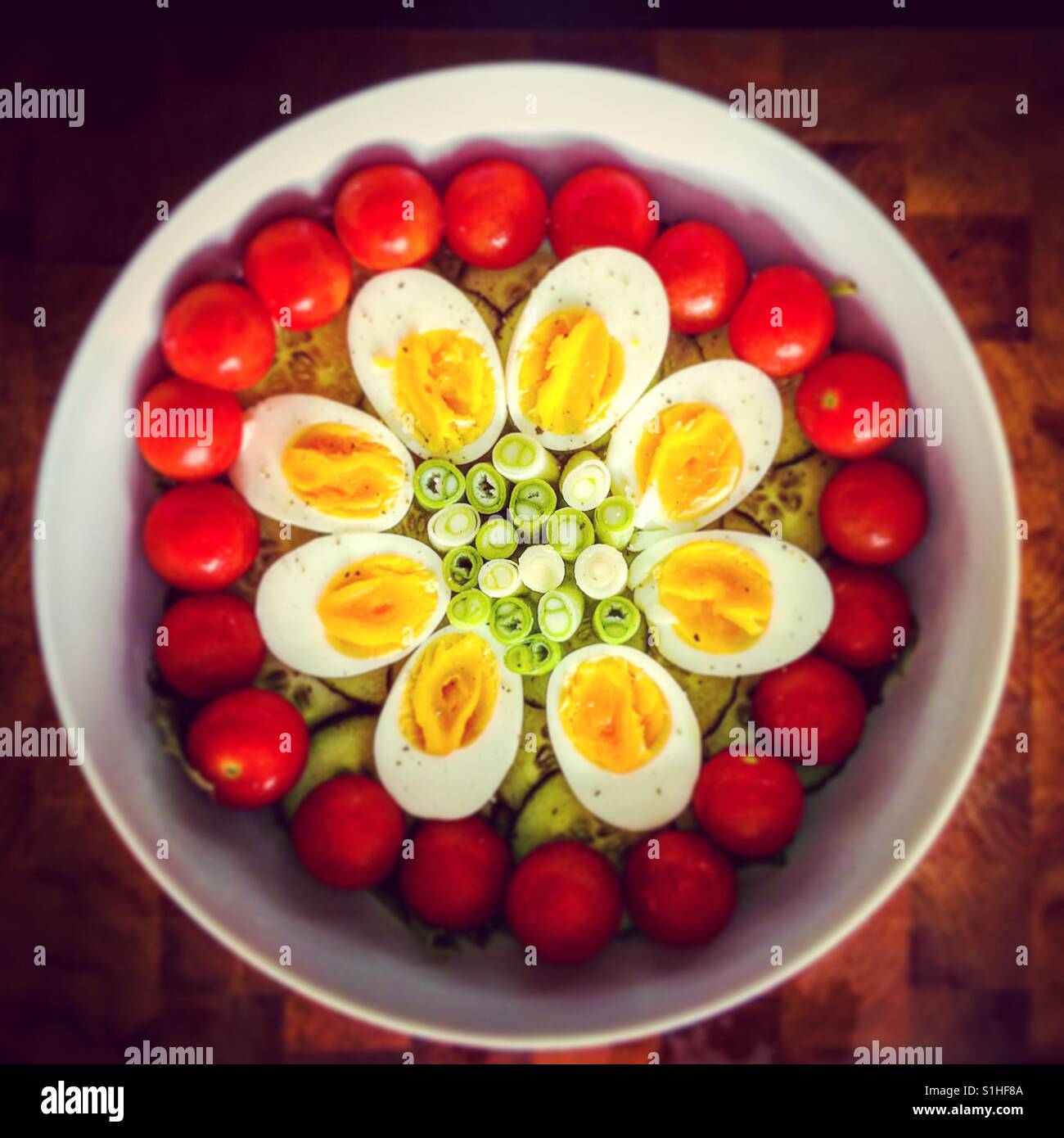 Salatschüssel mit Eiern, Tomaten und Salat Zwiebeln Stockfoto