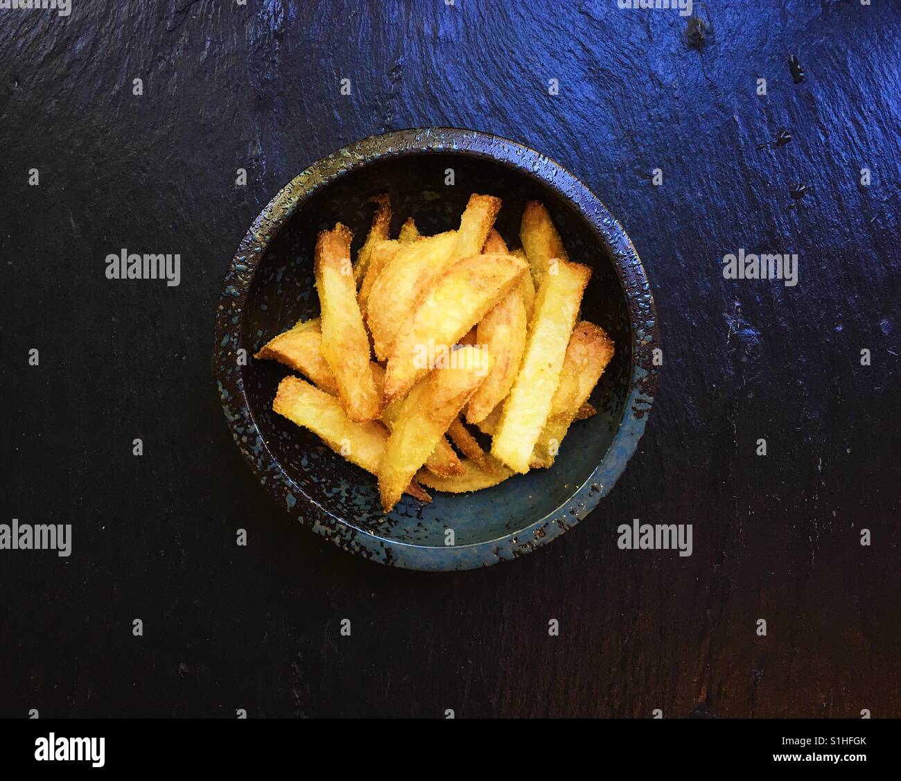 Hausgemachte Kartoffel-Chips - Smartphone-aufgenommenes Stockfoto