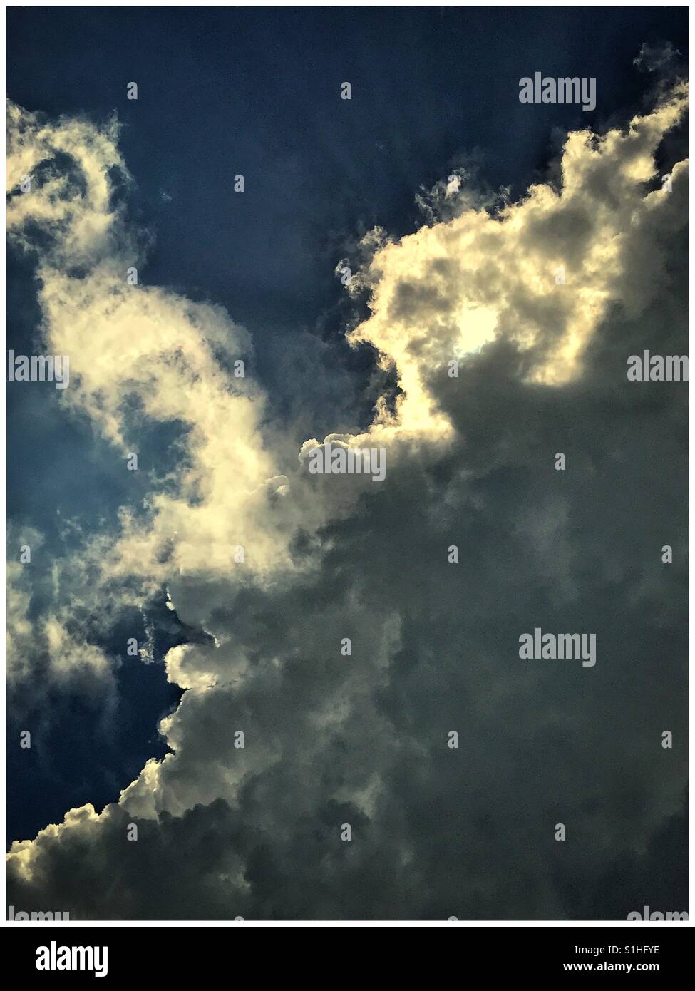 Dramatische Wolken verdecken die Sonne - Smartphone-aufgenommenes Stockfoto