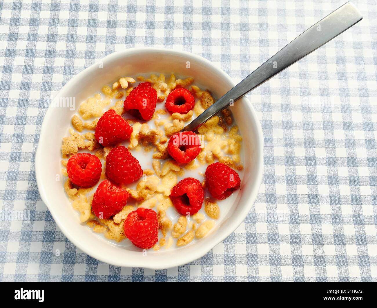Kellogg's Rice Krispies Mehrkorn Formen mit frischen Himbeeren - Smartphone-aufgenommenes Stockfoto