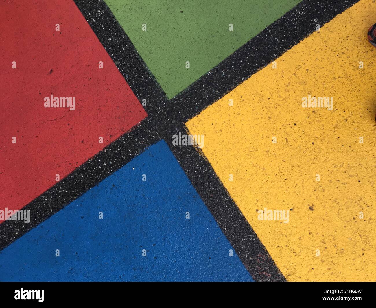 Helle Farben im primären Spielplatz Ballspielplatz Stockfoto