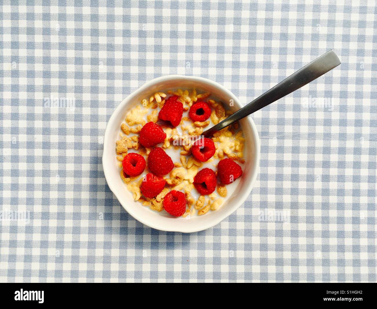 Kellogg's Rice Krispies Mehrkorn Formen mit frischen Himbeeren - Smartphone-aufgenommenes Stockfoto