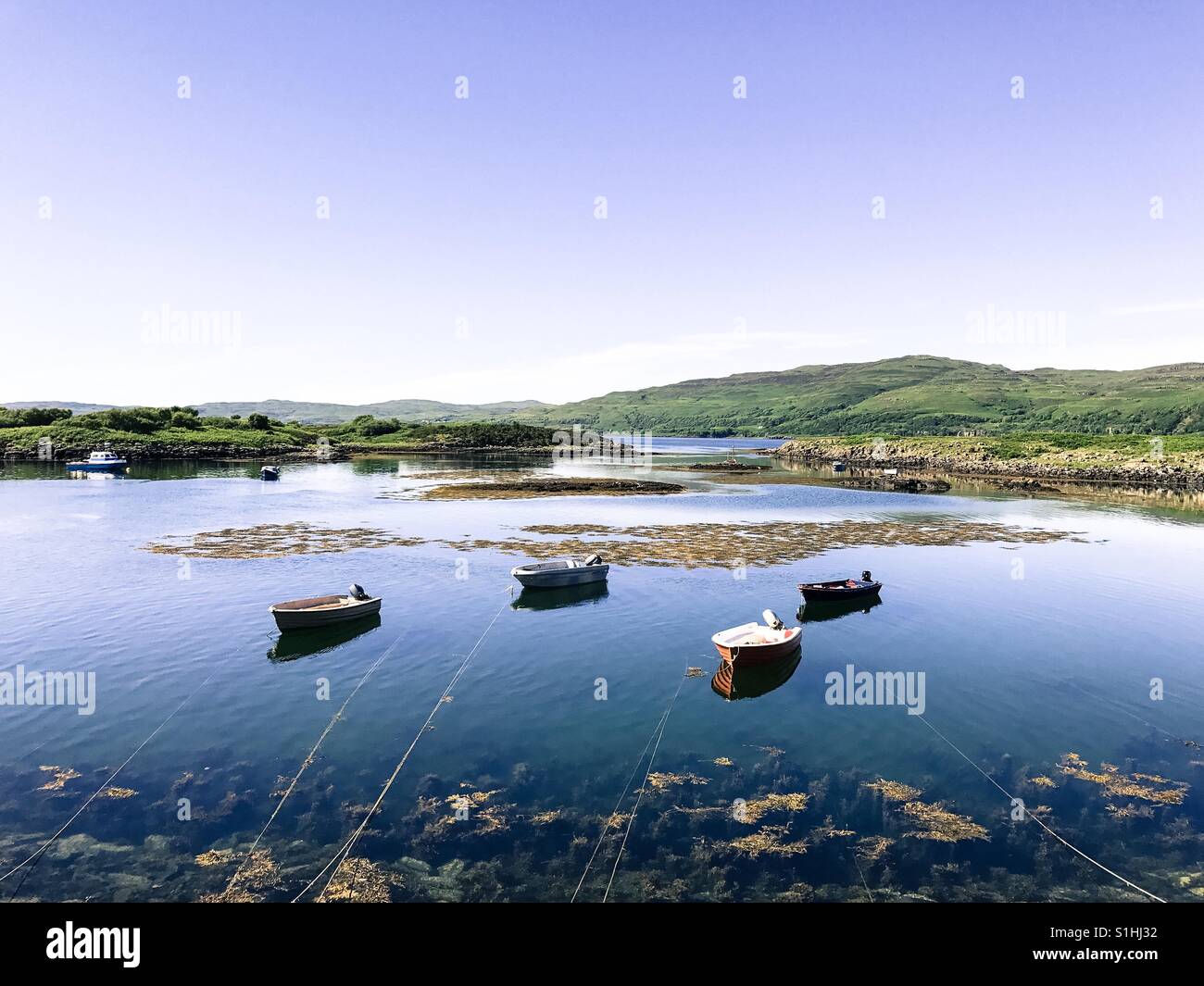 Kleine Boote an der Küste der Isle of Mull, Schottland an einem Sommertag. - Smartphone-aufgenommenes Stockfoto