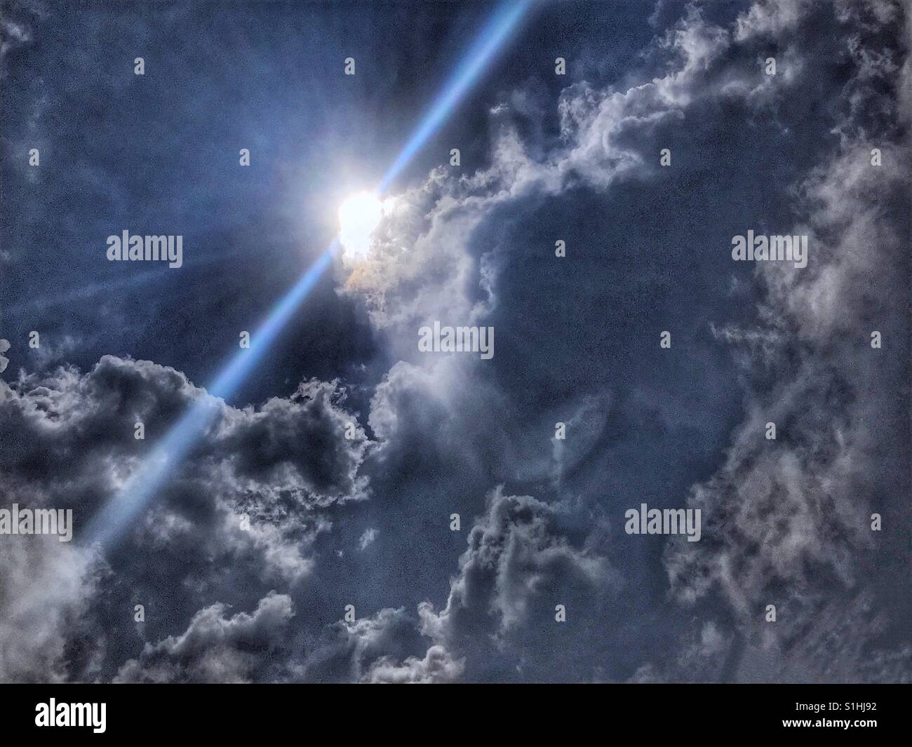 Dramatische Sonne und Wolken - Smartphone-aufgenommenes Stockfoto