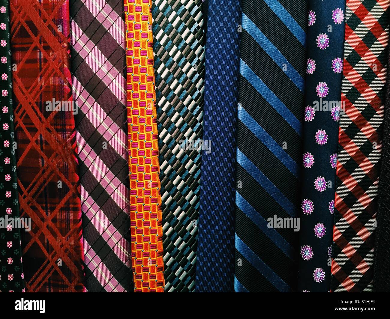 Eine Nahaufnahme einer hängenden Sammlung von Krawatten Stockfoto