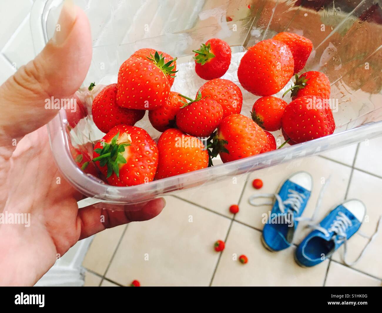 Oops ließ ich einige Erdbeeren - Smartphone-aufgenommenes Stockfoto