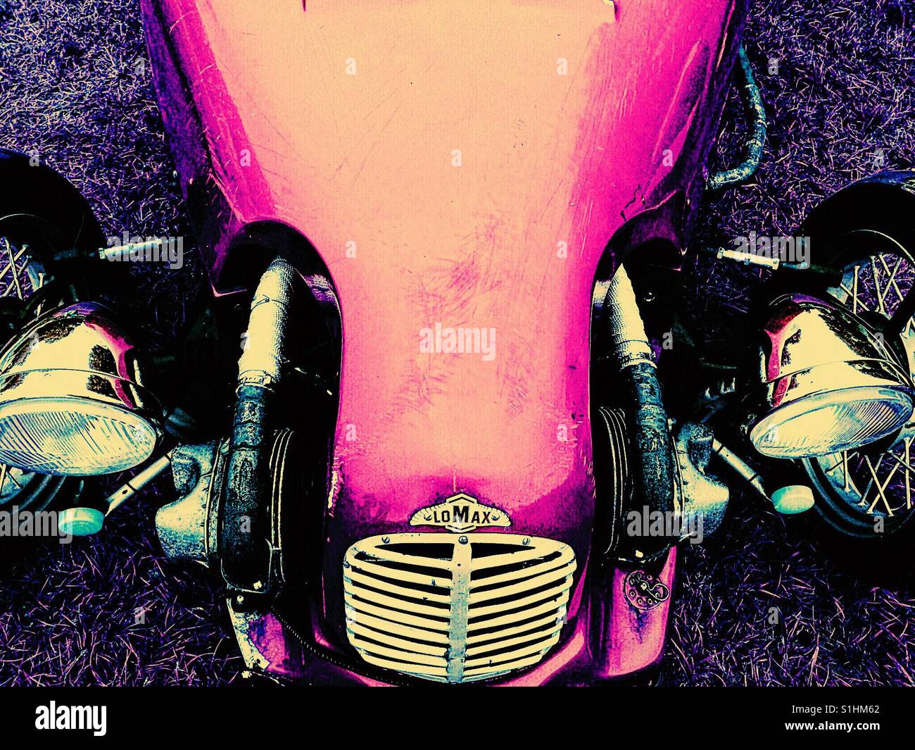 Rosa Lomax Bausatz Auto - Smartphone-aufgenommenes Stockfoto