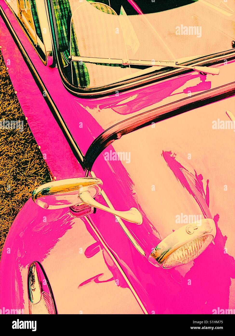 1950 Bubble Car rosa - Smartphone-aufgenommenes Stockfoto