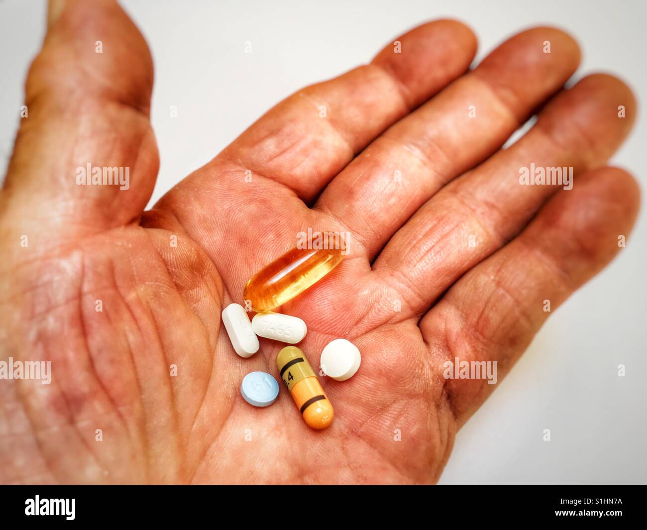 Älteren Patienten tägliche Dosierung von Tabletten Stockfoto