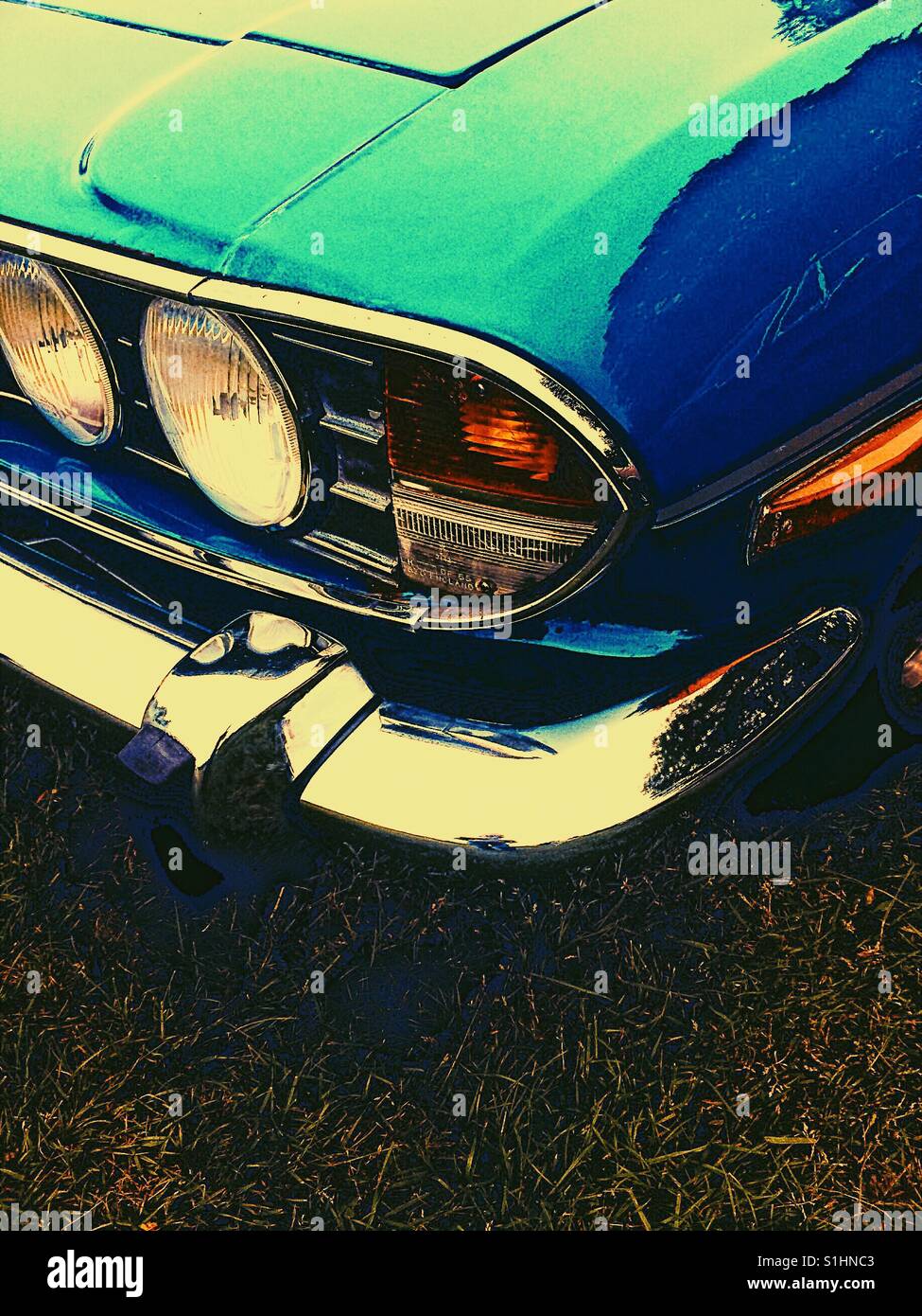 Oldtimer-Stoßstange und Scheinwerfer - Smartphone-aufgenommenes Stockfoto