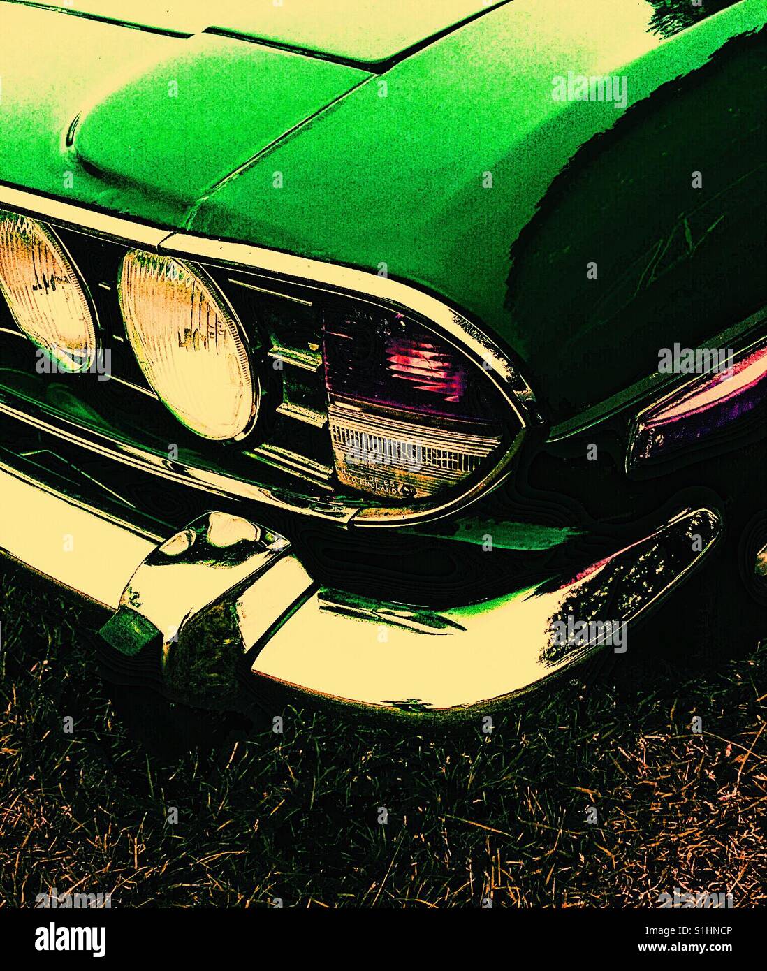 Grüne Oldtimer-Stoßstange und Scheinwerfer - Smartphone-aufgenommenes Stockfoto