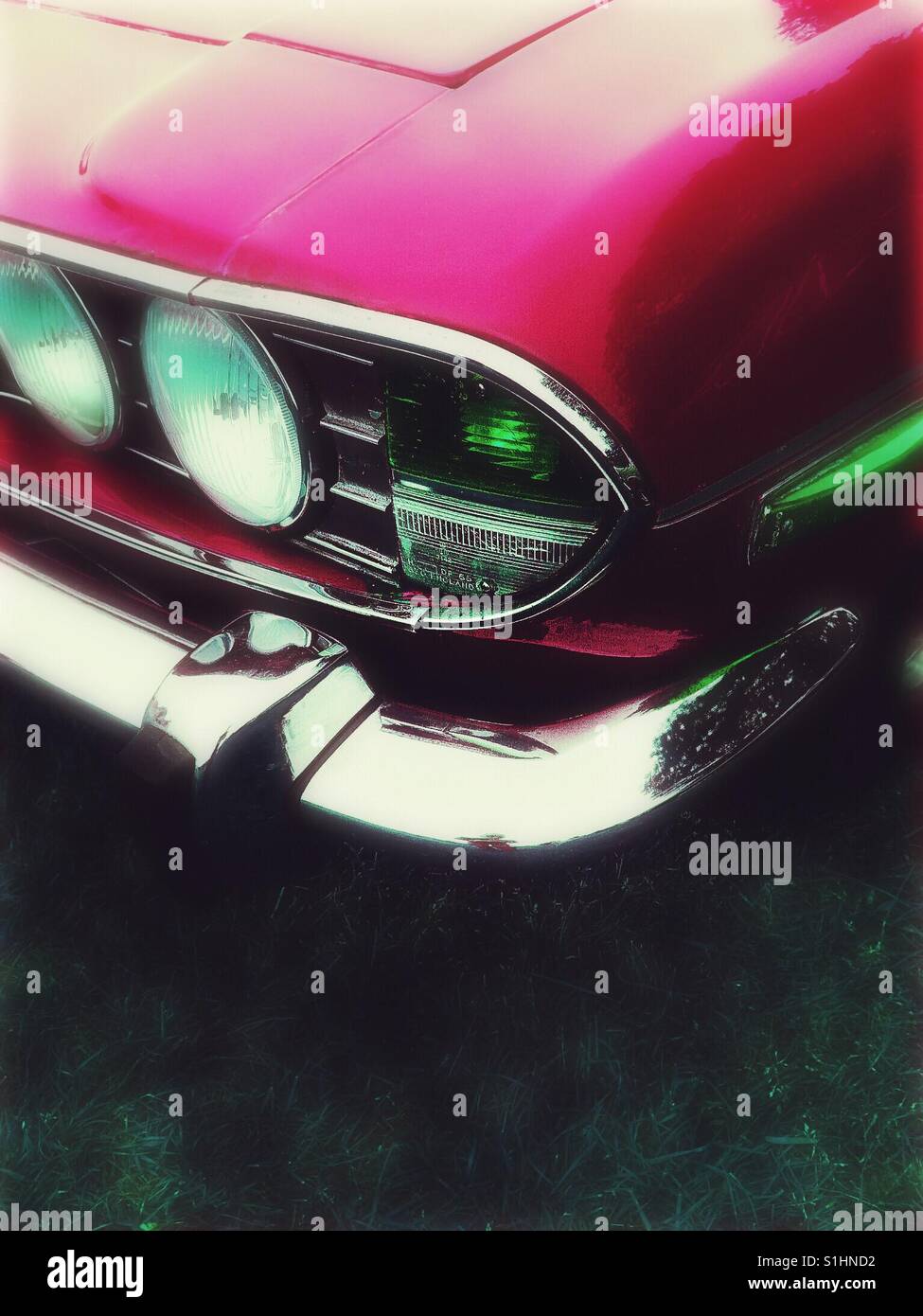 Oldtimer-Stoßstange und Scheinwerfer - Smartphone-aufgenommenes Stockfoto