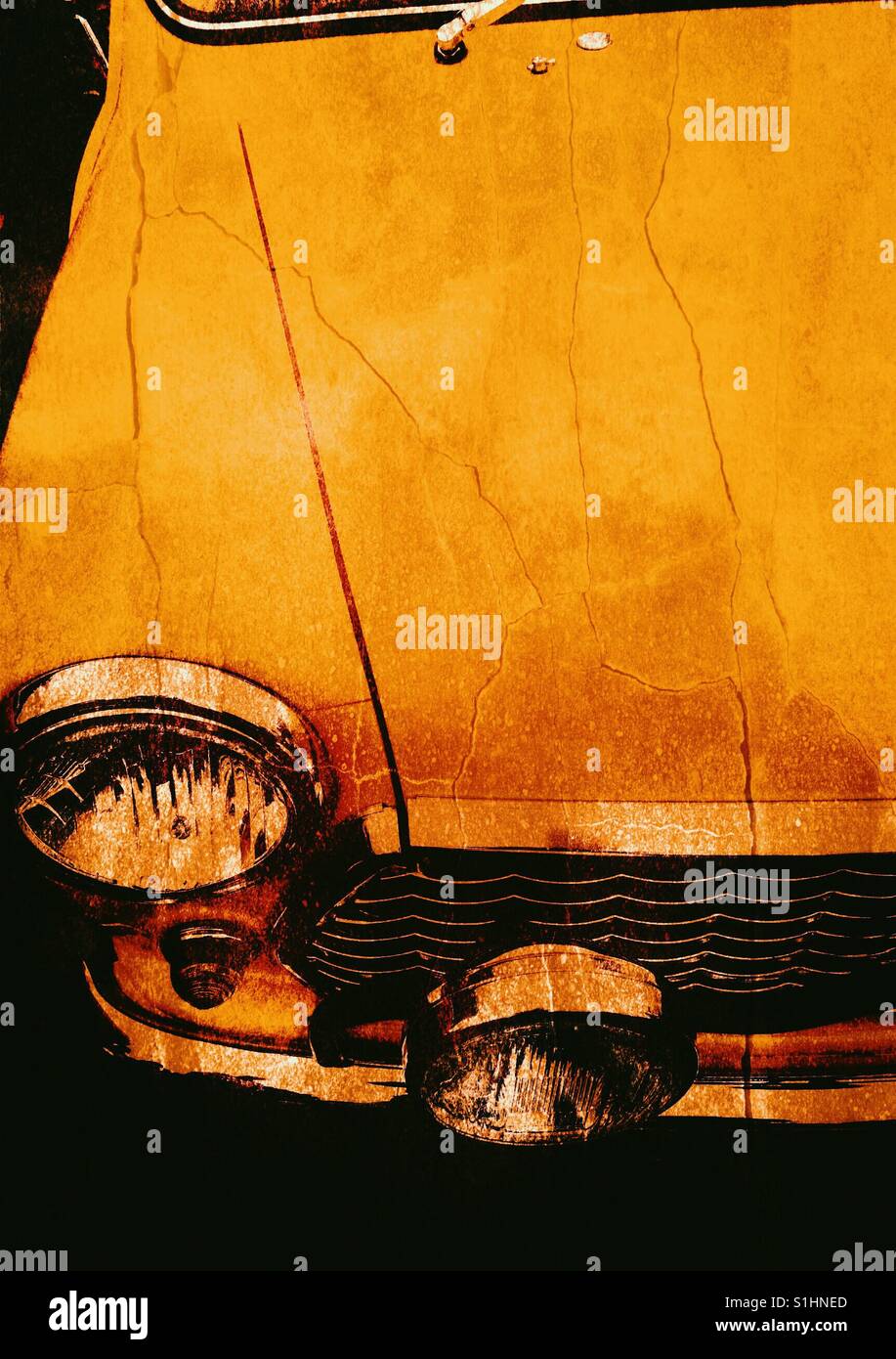 Oldtimer-Motorhaube Haube Scheinwerfer Kühlergrill Kühler mit Crack Effekt - Smartphone-aufgenommenes Stockfoto