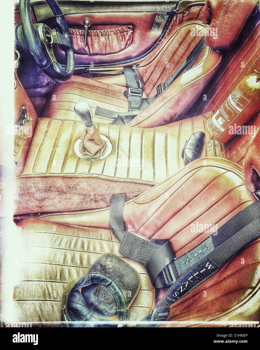 Klassische Sportwagen-Ledersitze mit Sicherheitsgurt ausgestattet - Smartphone-aufgenommenes Stockfoto