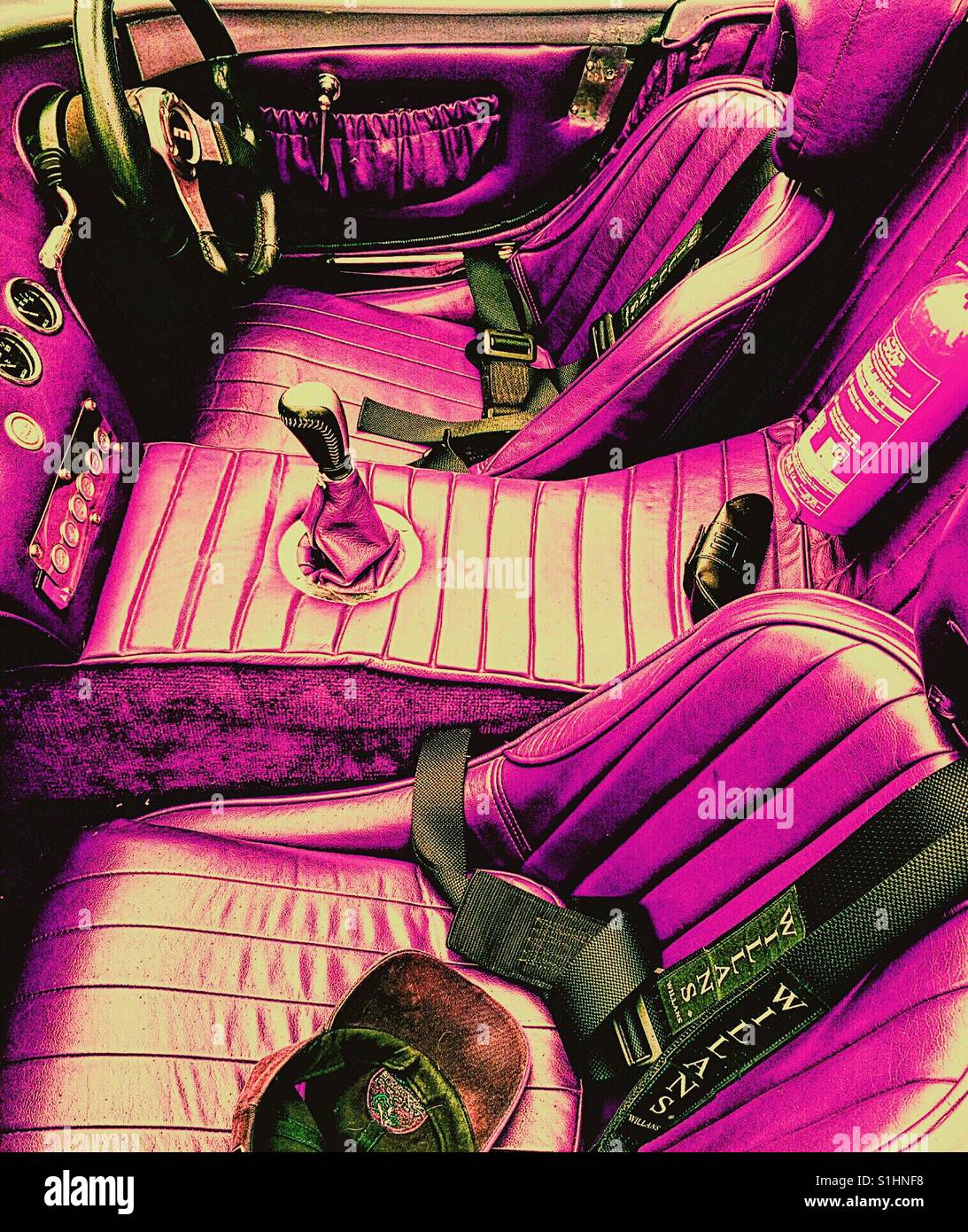 Rosa klassische Sportwagen-Ledersitze mit Sicherheitsgurt Stockfoto