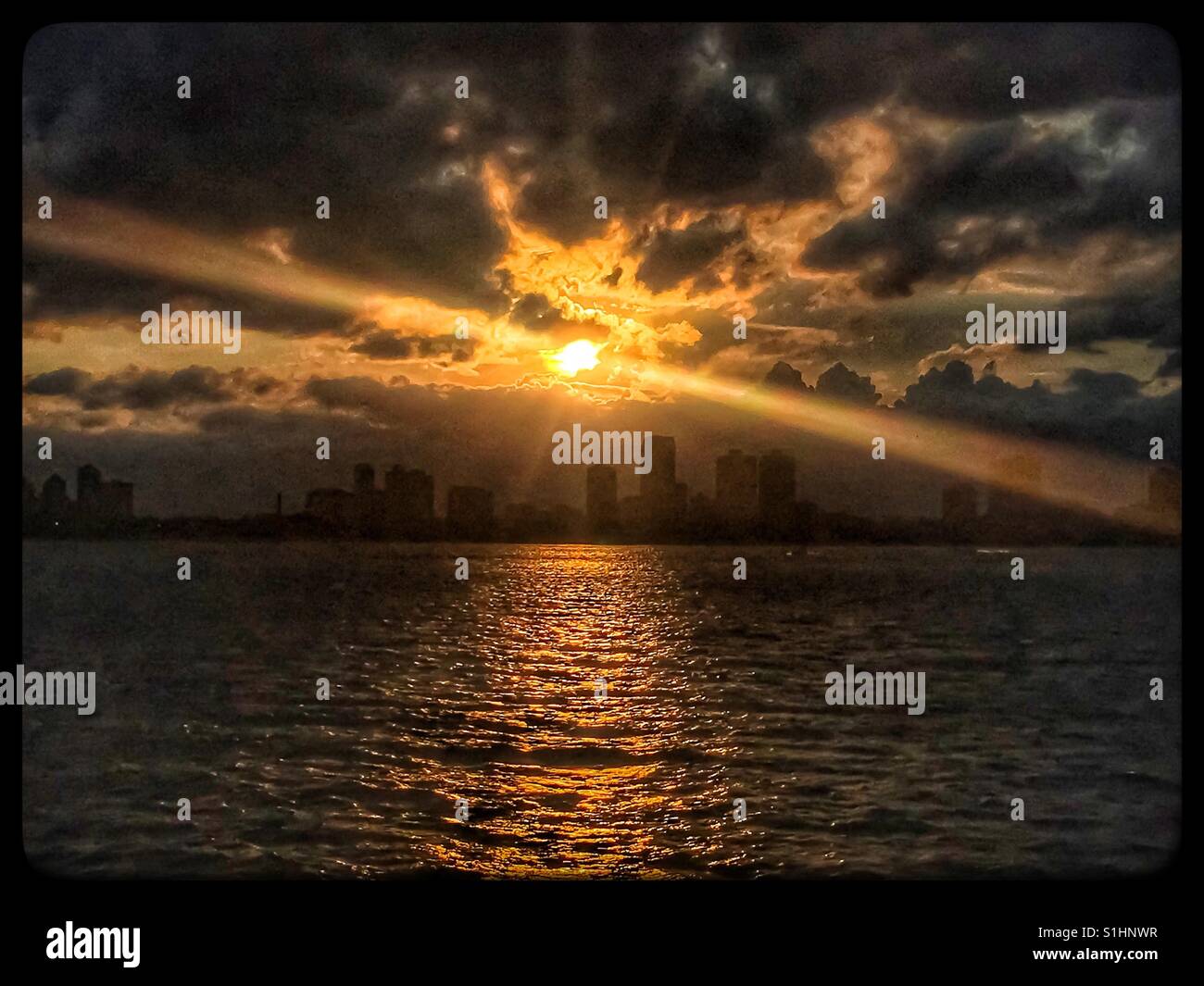 Sonnenuntergang über der Skyline von Chicago vom Boot in See Michigan an bewölkten Sommerabend gesehen Stockfoto
