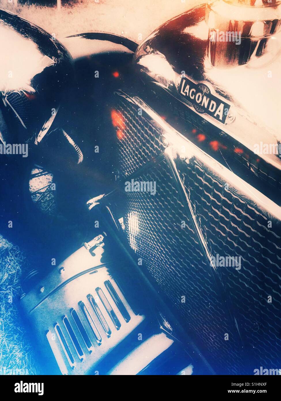 Vintage Lagonda Auto Kühler Kühlergrill Chrom - Smartphone-aufgenommenes Stockfoto