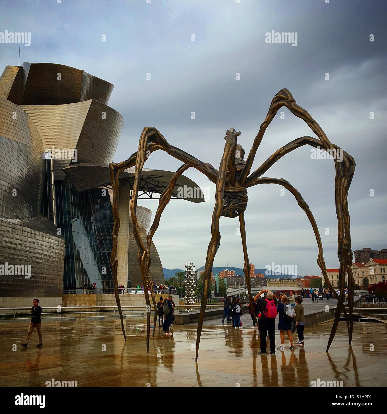 Guggenheim Museum Bilbao Statue in Spanien - Smartphone-aufgenommenes Stockfoto