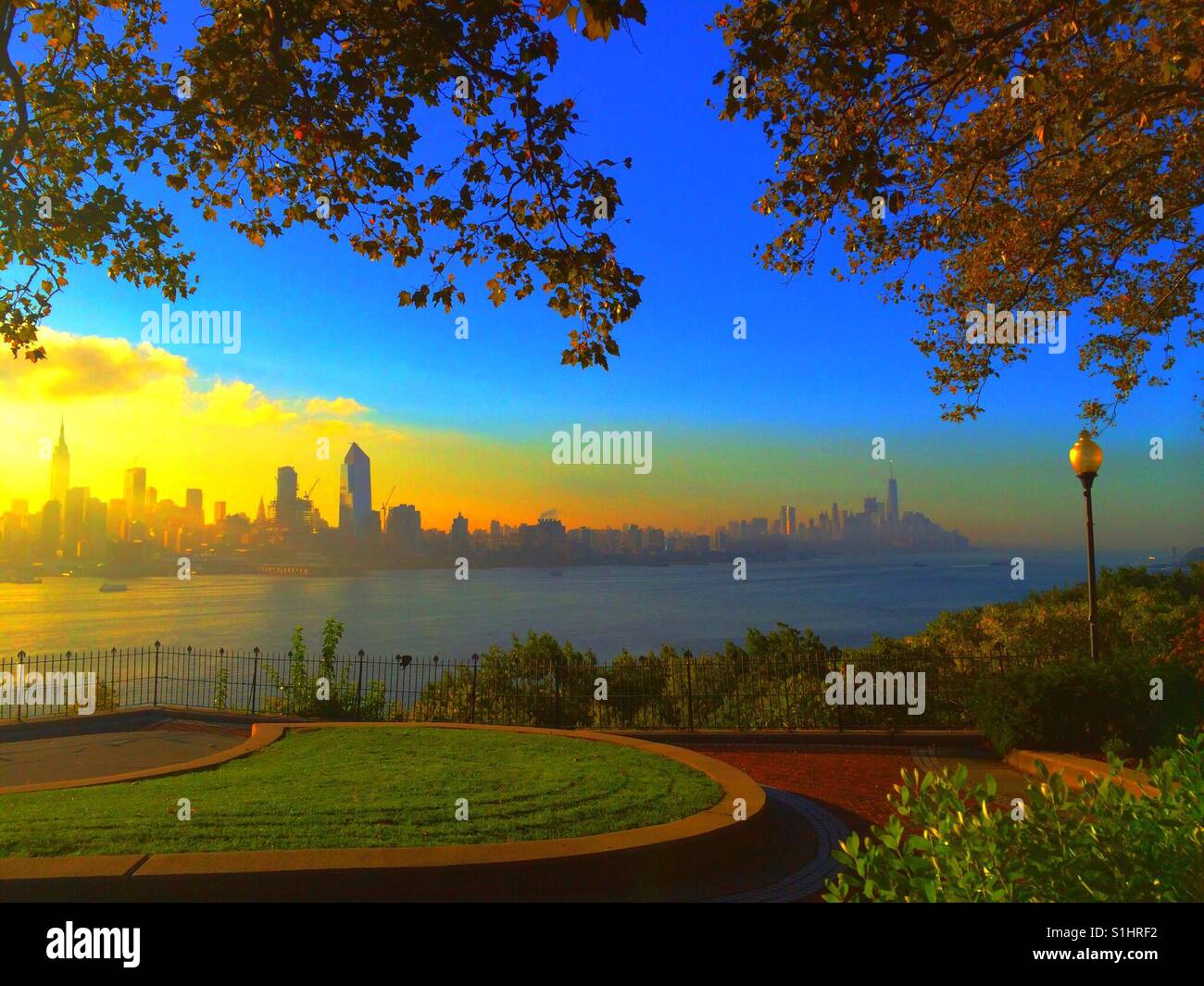Wunderschöne Morgenlicht über Hudson New York Skyline von Hamilton Park Weehawken NJ Stockfoto