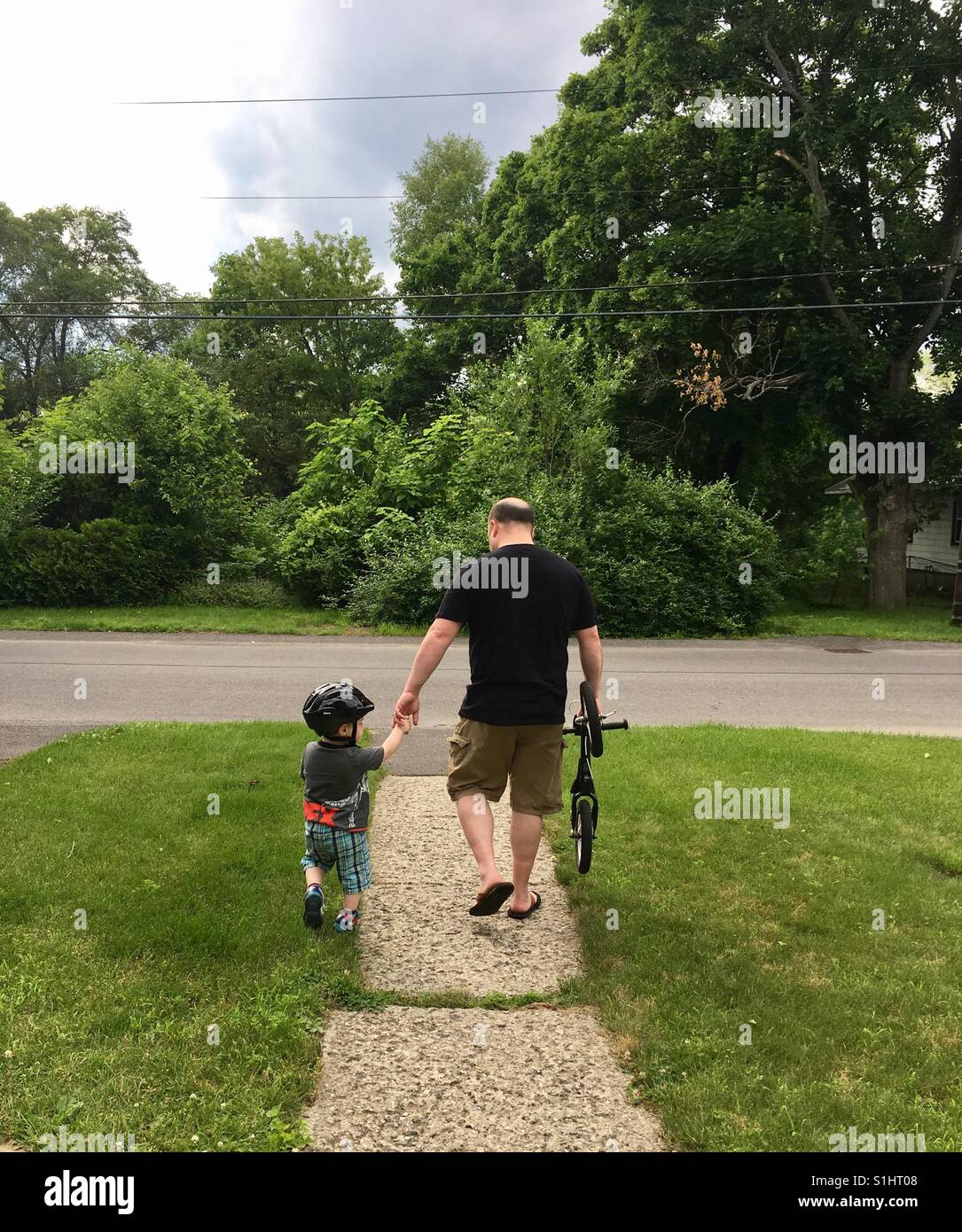 Vater und Sohn gehen für eine Radtour Stockfoto