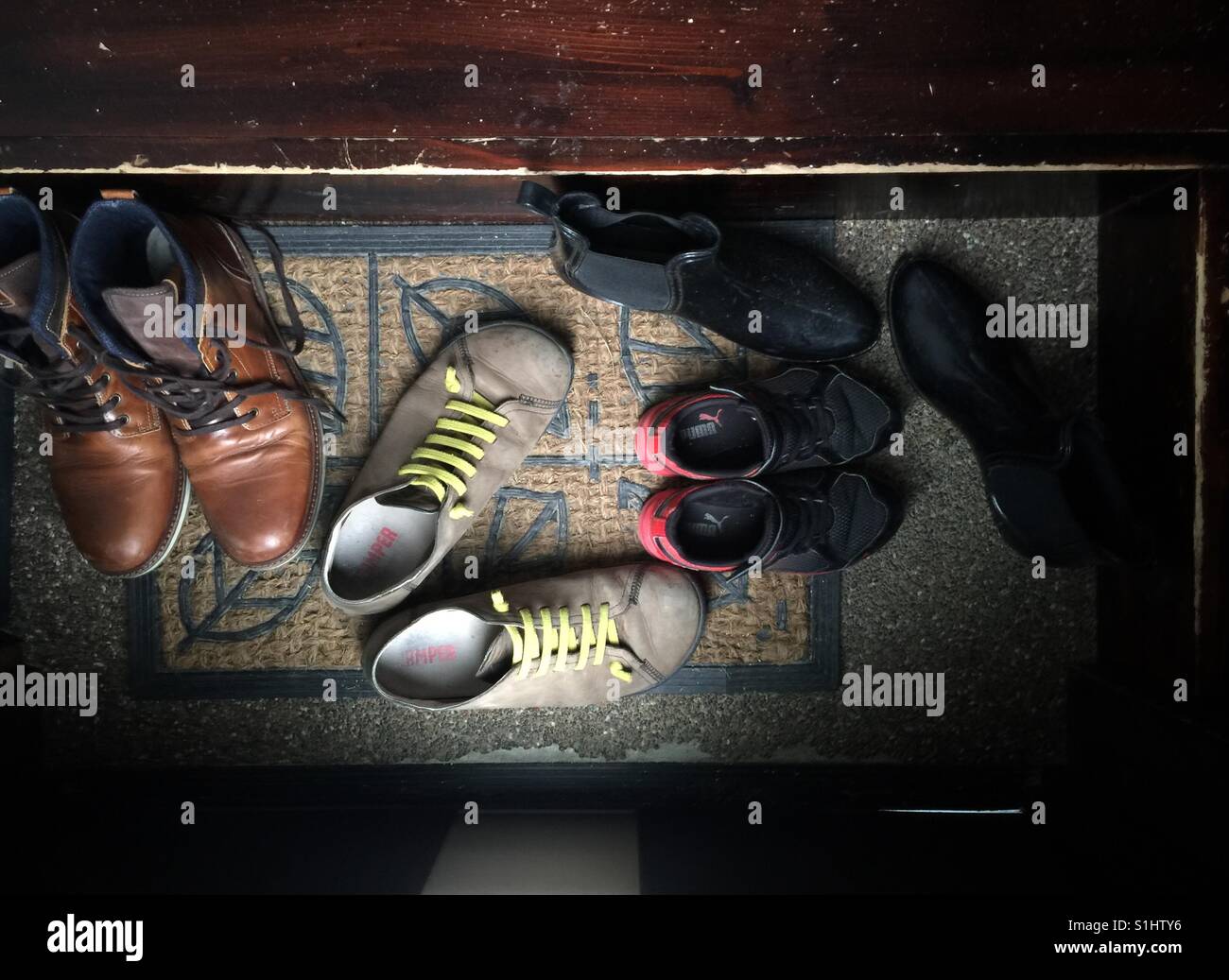 Vier Paar Schuhe auf den Lappen am Eingang zum japanischen Haus Stockfoto