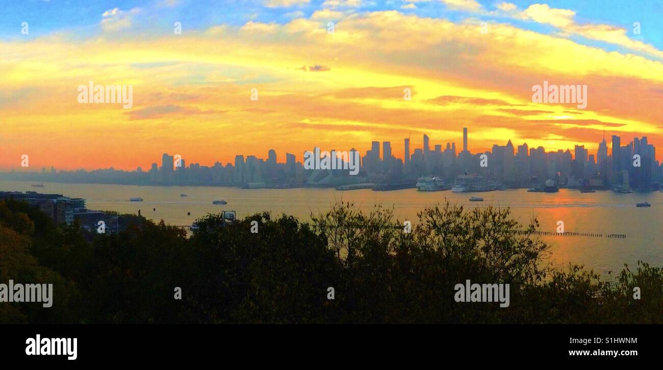 Erstaunlichen Sonnenuntergang über Hudson New York Skyline uptown Stockfoto
