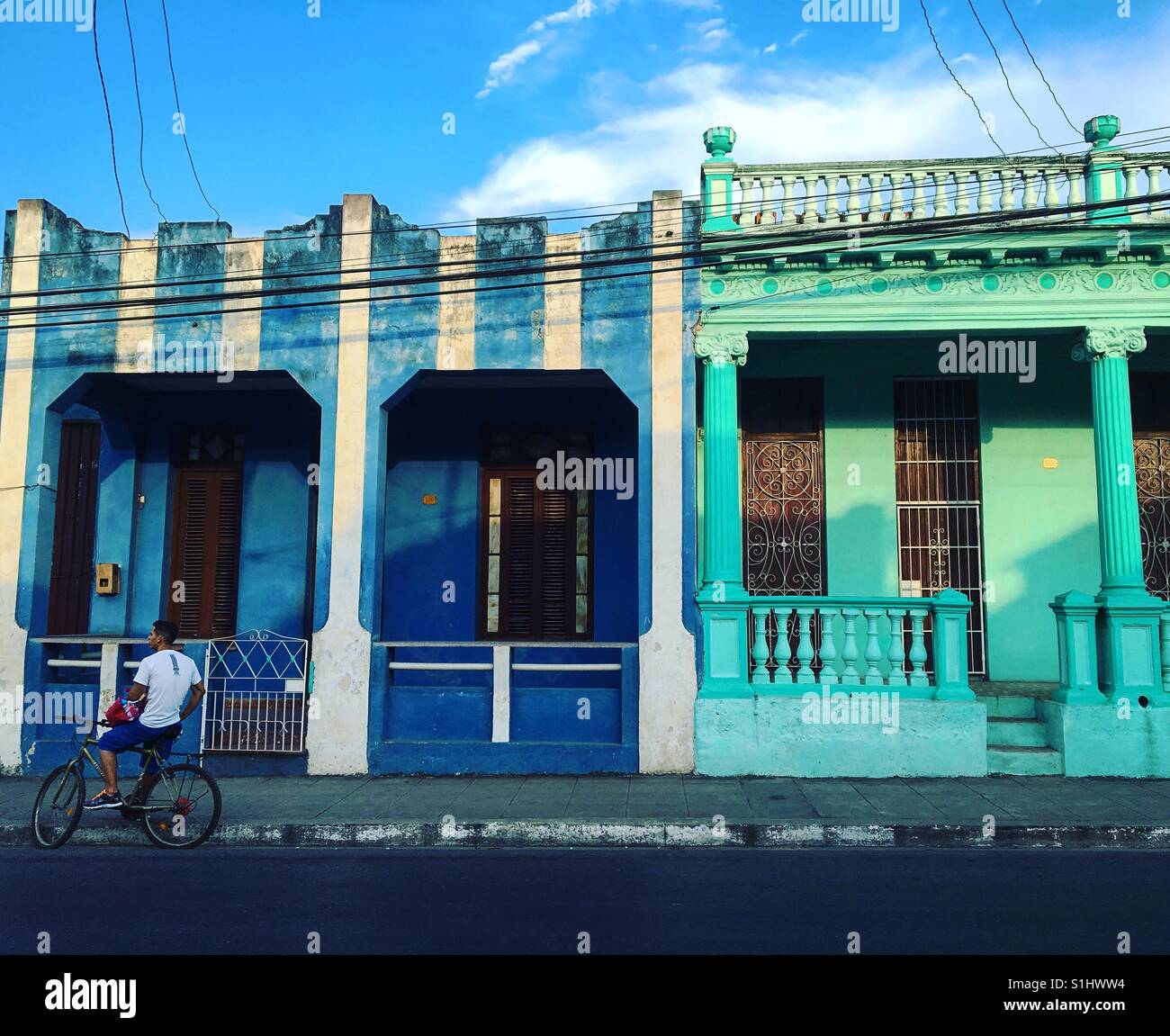 Junger Mann mit Fahrrad in der Straße von Pinar Del Rio Kuba Stockfoto