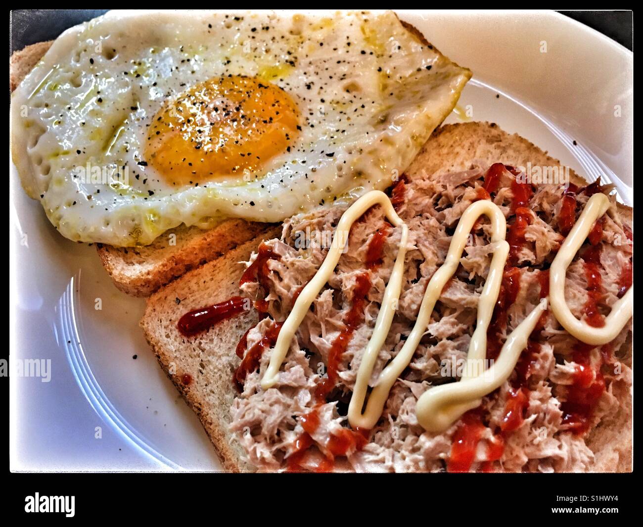 Spiegelei und Thunfisch-Sandwich mit Sriracha Chilisauce und japanische Mayonnaise. Stockfoto