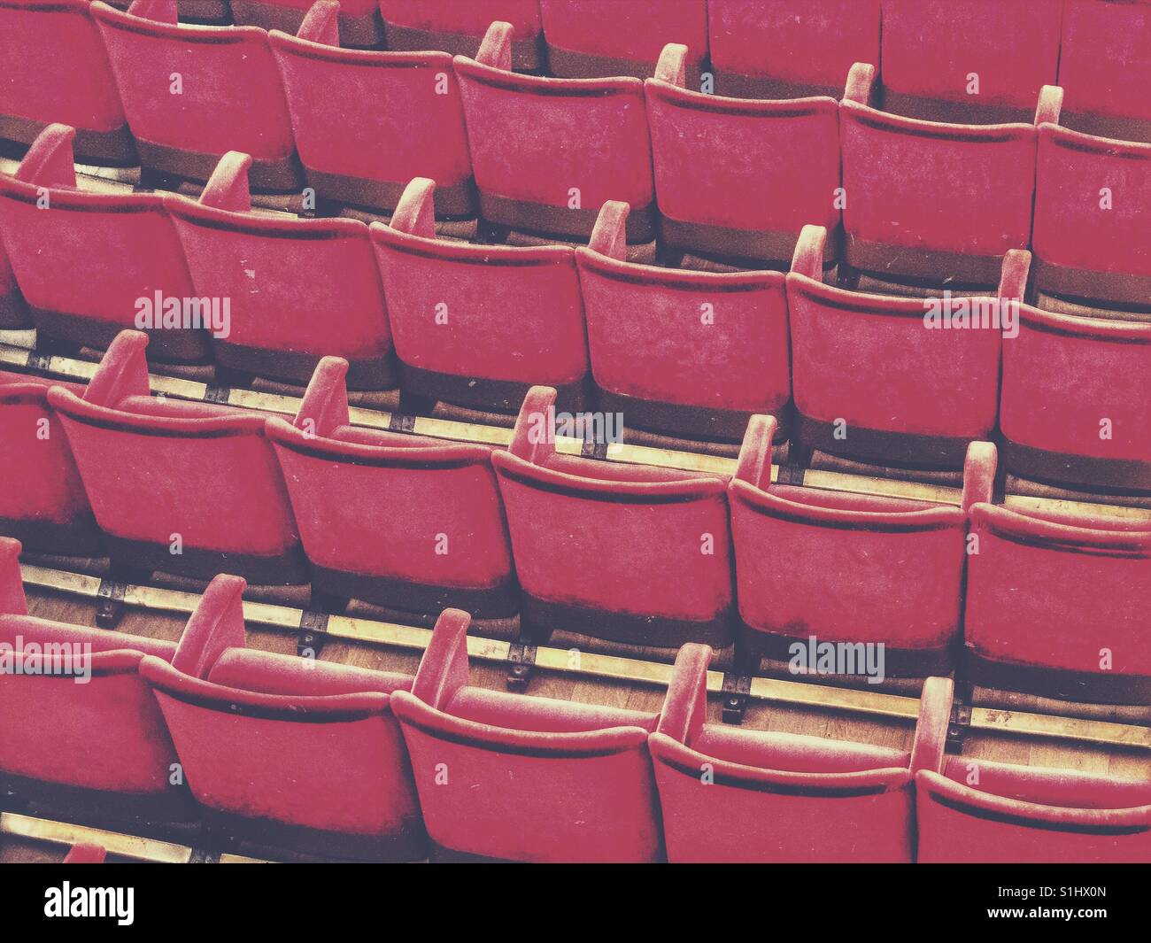 Roten Sitzreihen auf dem Theater Stockfoto