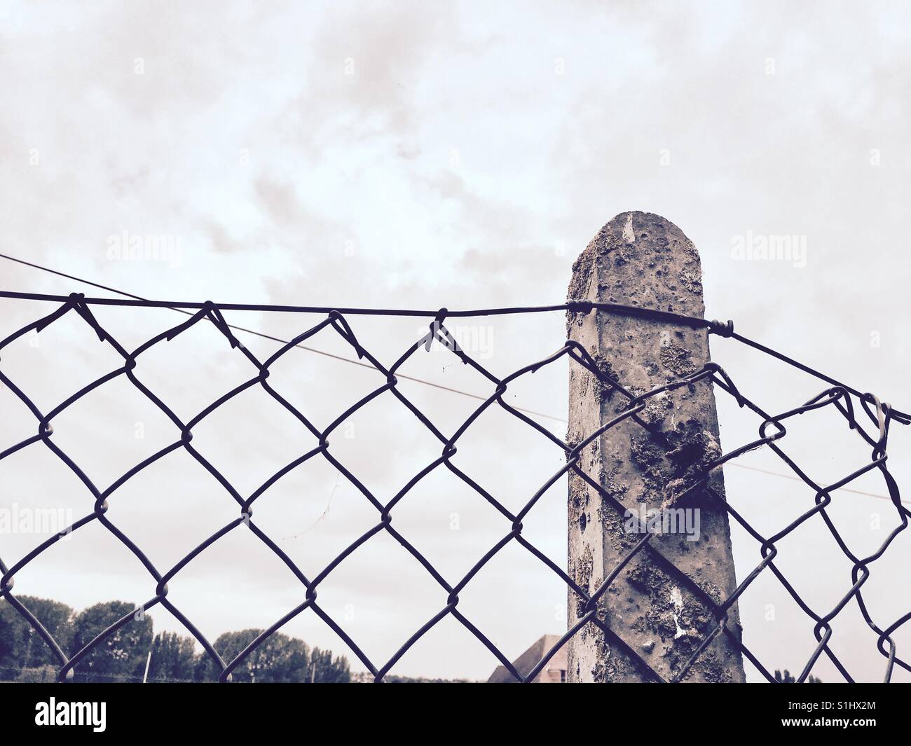 Zaun und Himmel - Smartphone-aufgenommenes Stockfoto