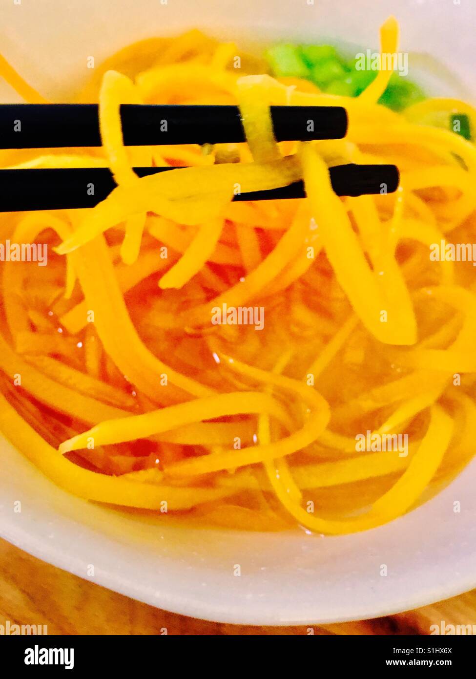 Miso-Suppe mit Butternut-Kürbis-Nudeln Stockfoto