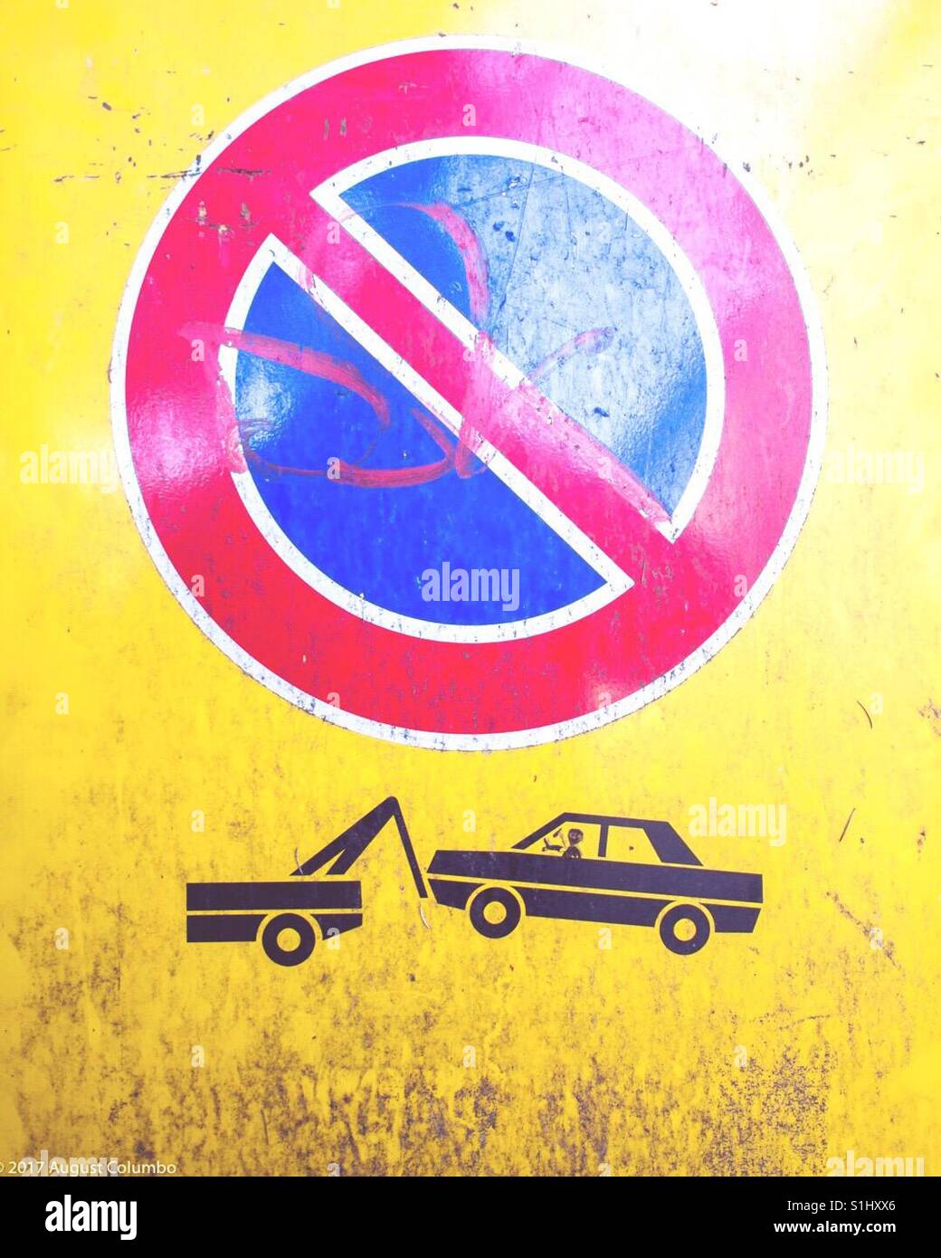Kein Parken erlaubt Auto wird abgeschleppt Zeichen sein. Stockfoto