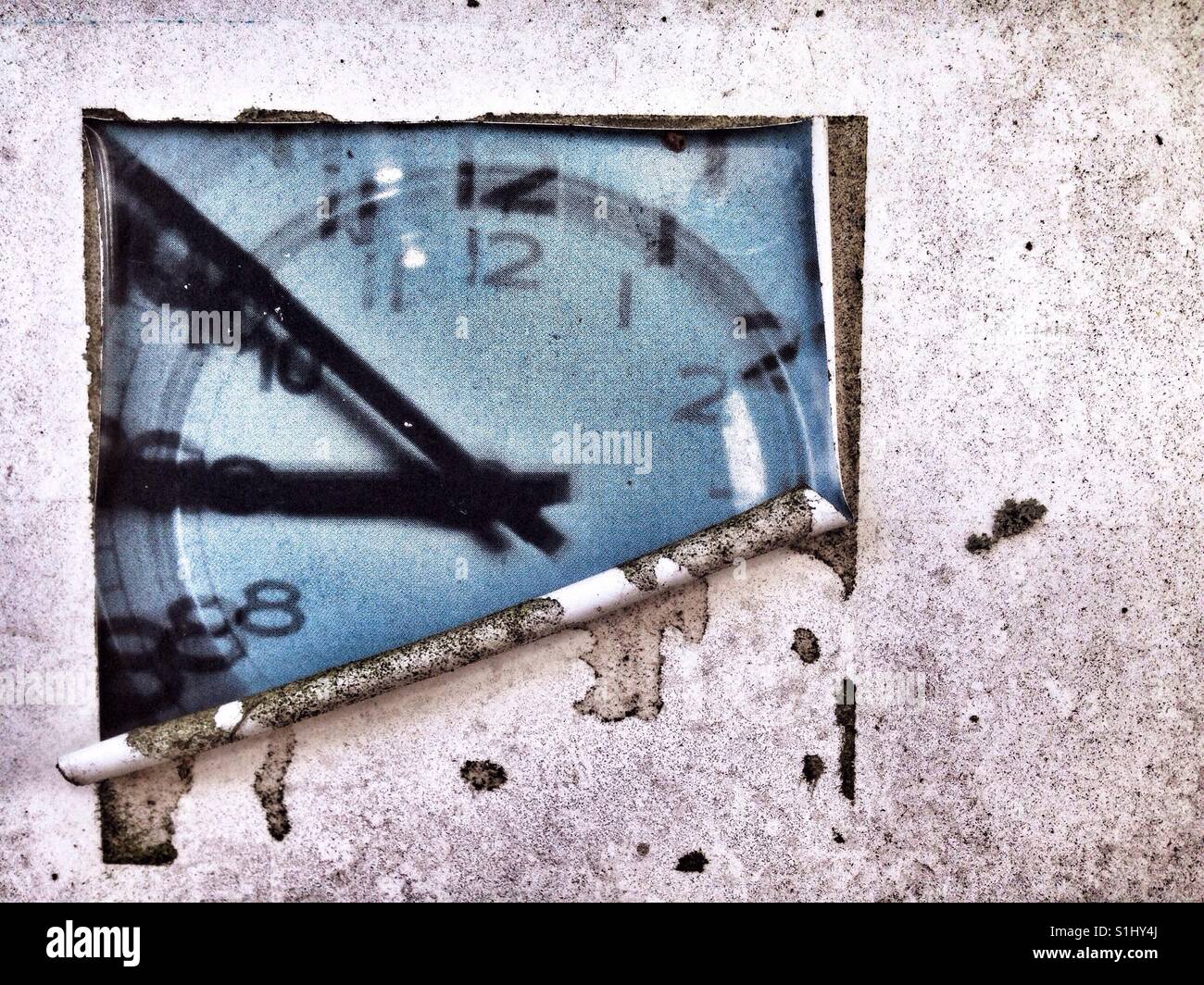 Uhr-Aufkleber an der Wand - Smartphone-aufgenommenes Stockfoto