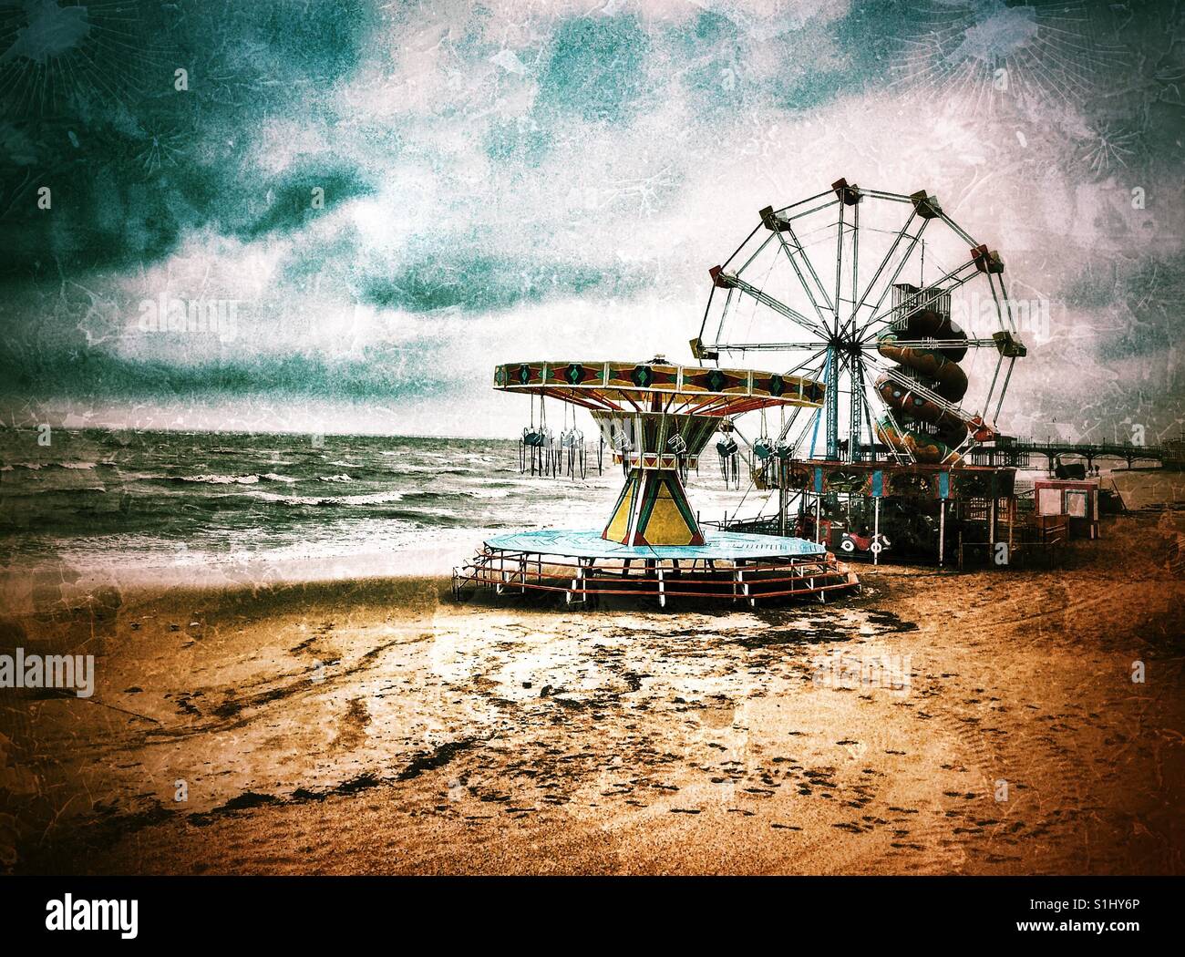 Am Meer reitet auf einsamen stürmischen Strand Stockfoto