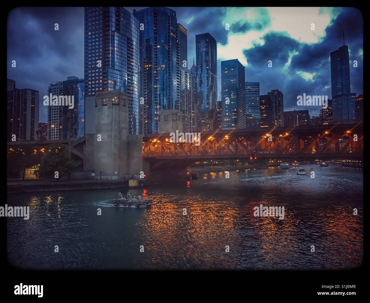 Chicago Nachtlichter über dem Fluss Stockfoto