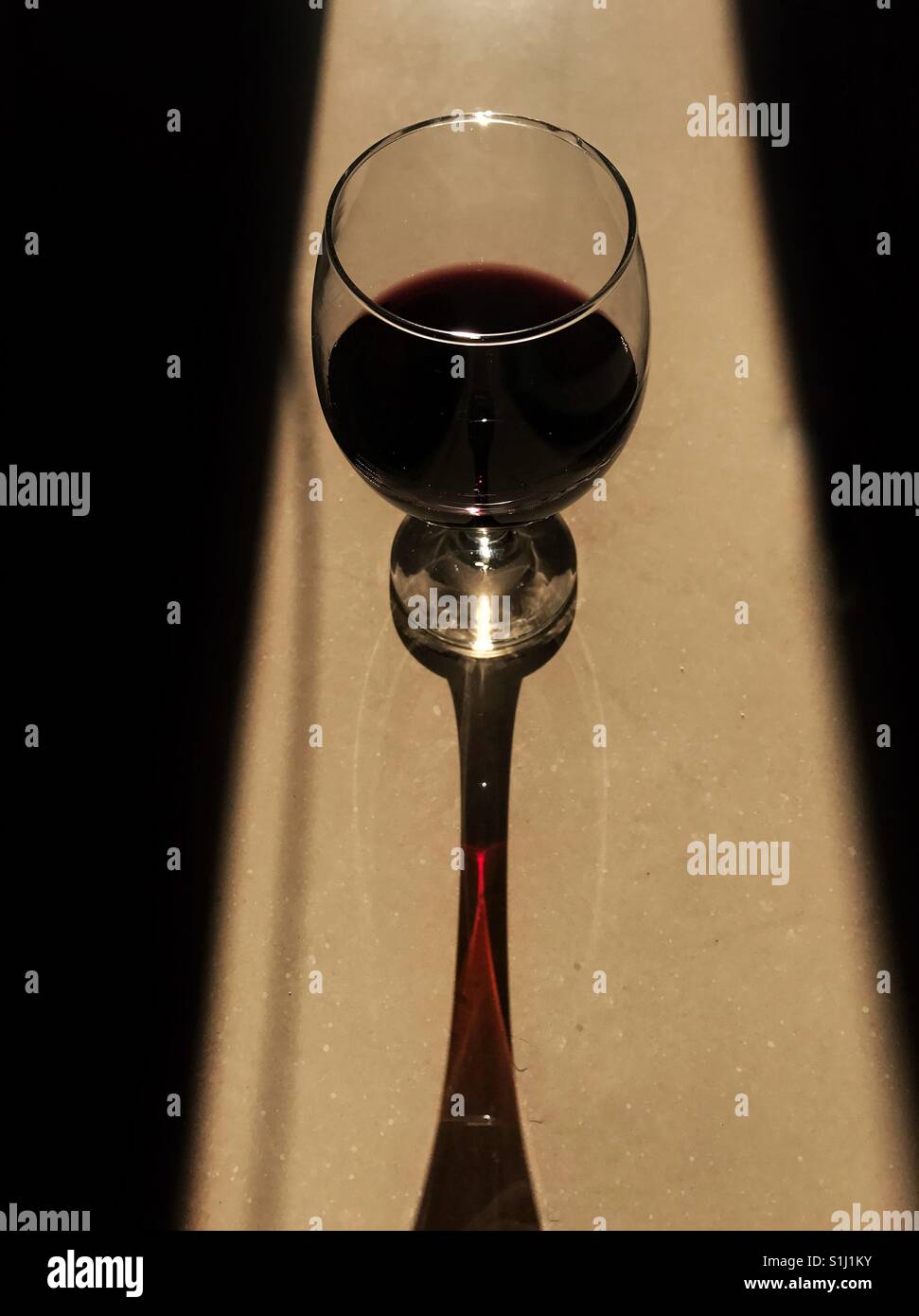 Glas Wein von der Sonne beleuchtet - Smartphone-aufgenommenes Stockfoto