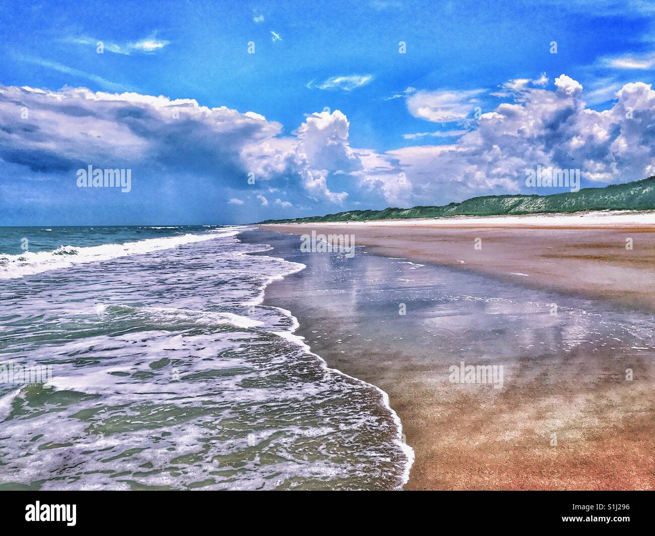 Am Rand des Ozeans an einem sonnigen Nachmittag, South Ponte Vedra Beach, Florida - Smartphone-aufgenommenes Stockfoto