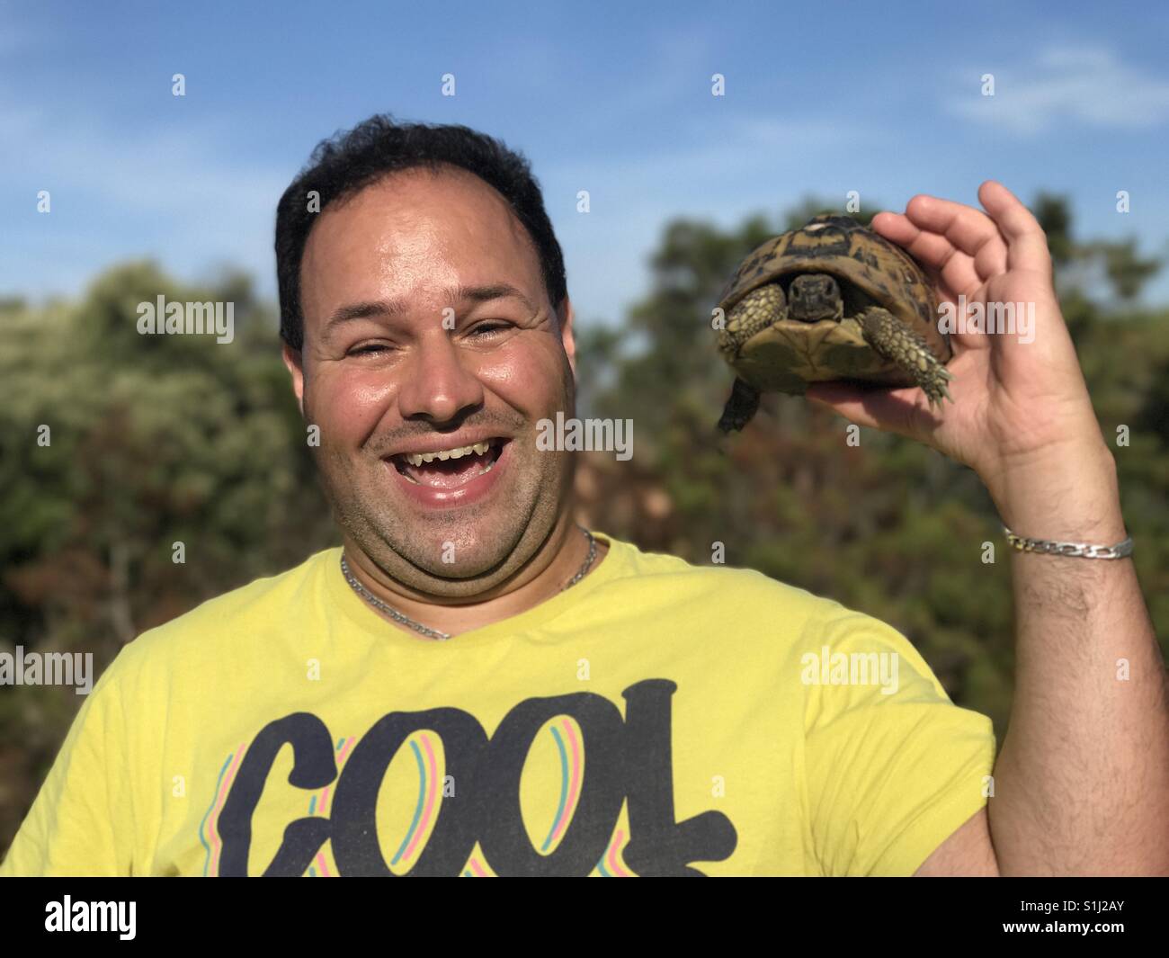Glücklicher Mann hält Schildkröte Bonifacio Korsika Stockfoto