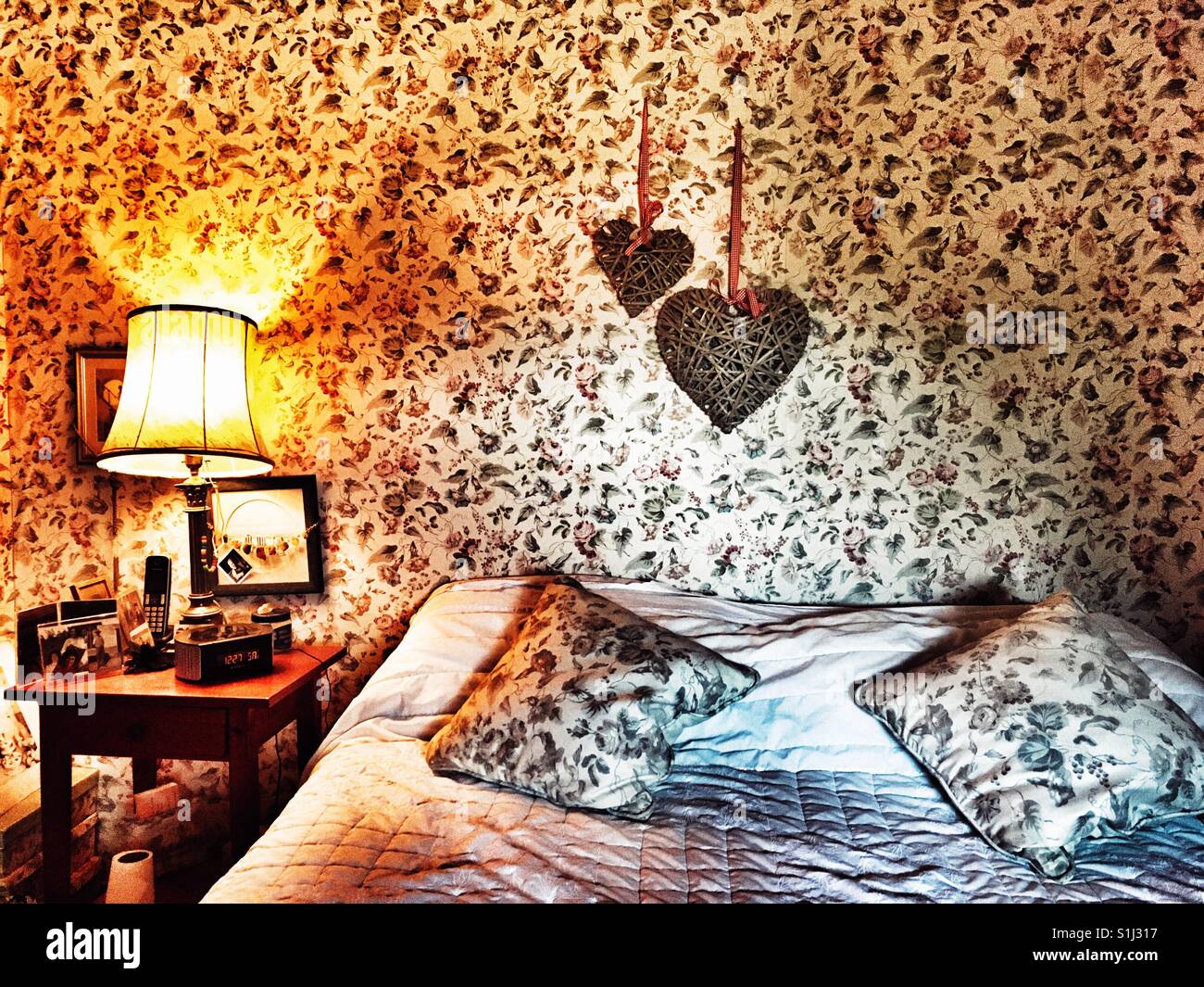 Schlafzimmer mit Doppelbett - Smartphone-aufgenommenes Stockfoto